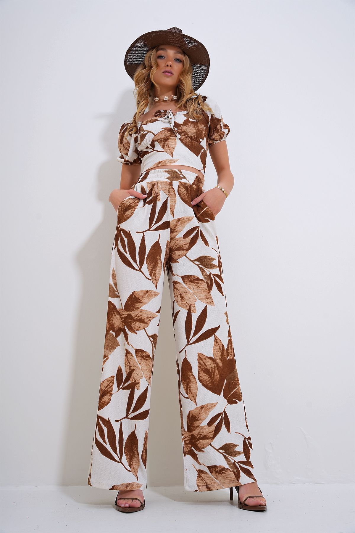 Trend Alaçatı Stili Women's Brown Palm Patterned Crop Top and Palazzo Trousers