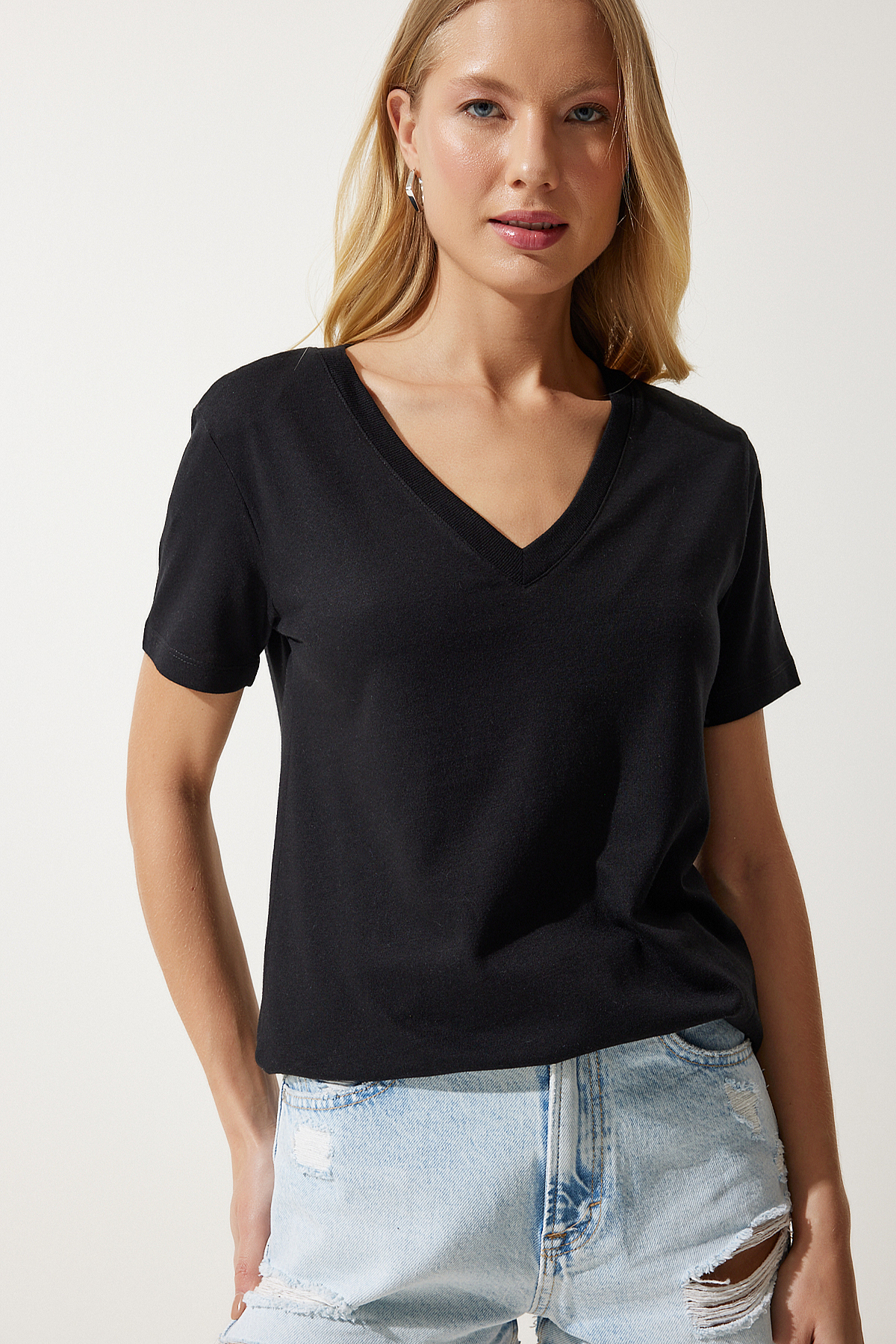 Happiness İstanbul Women's Black V Neck Modal Knitted T-Shirt HW0009