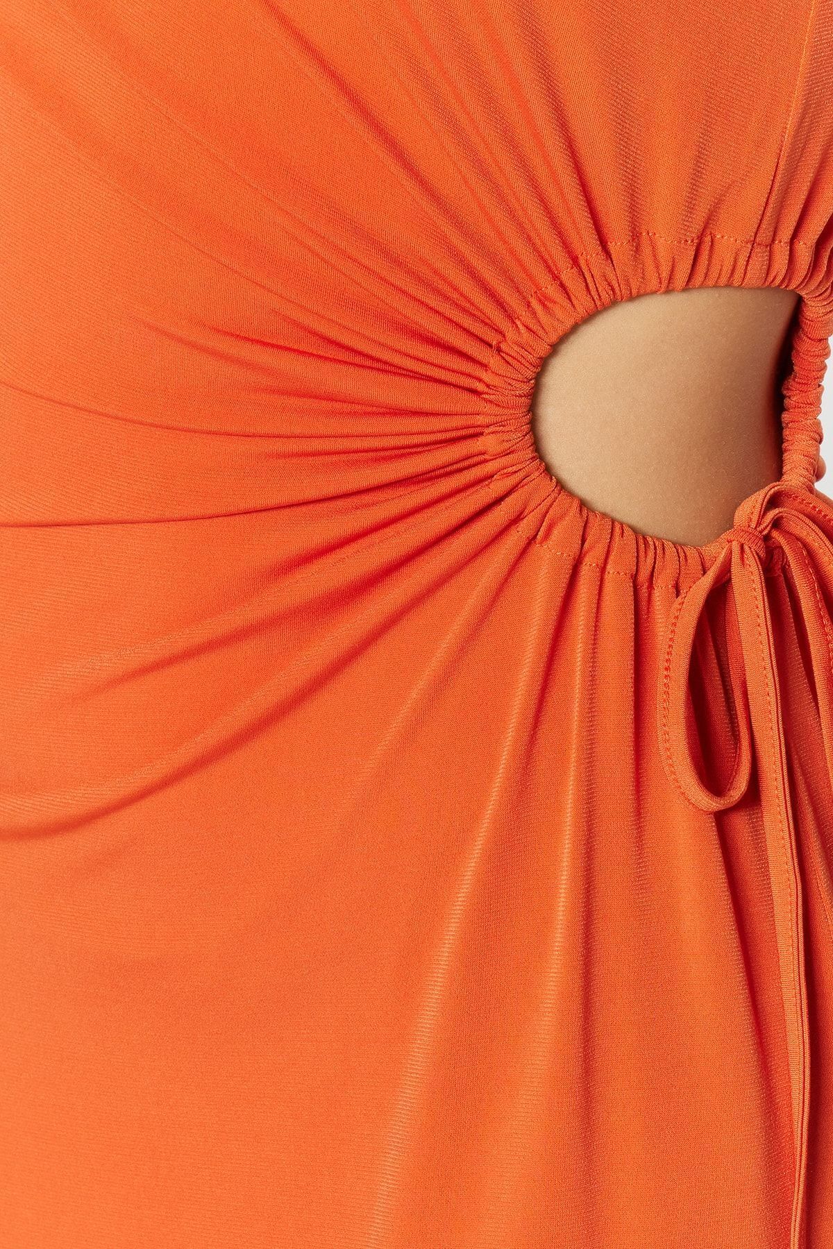 Trendyol oranžové vypasované okno/vystrihnuté pletené detailné elegantné večerné šaty