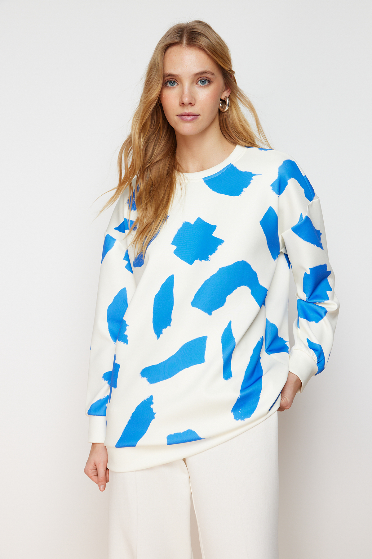 Levně Trendyol White-Blue Patterned Crew Neck Scuba Knitted Sweatshirt