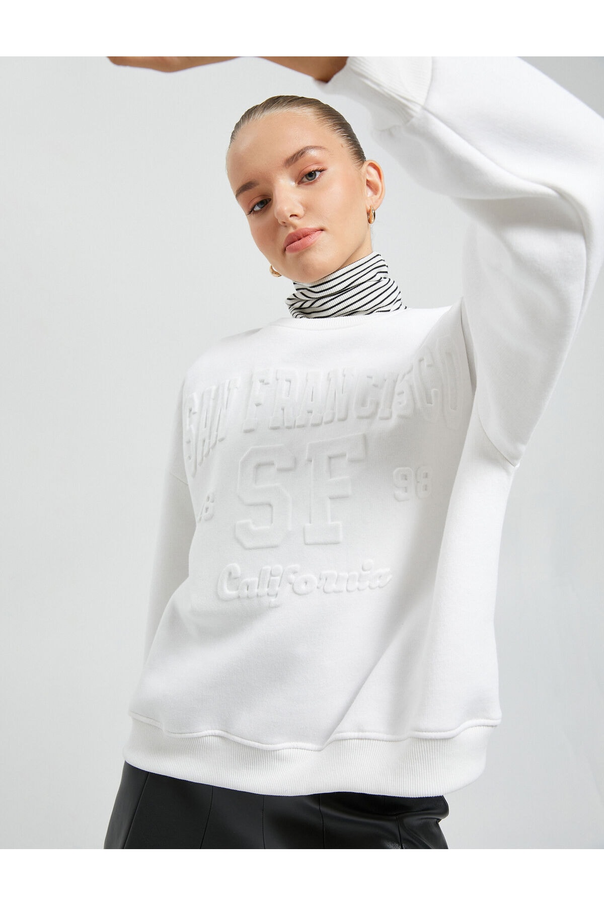 Levně Koton Crew Neck Sweatshirt Relax Fit. Embroidered Detailed.