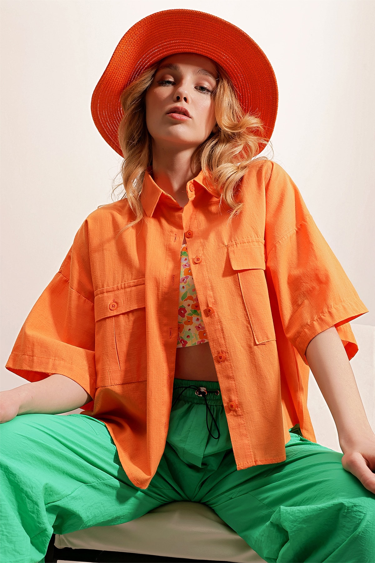 Levně Trend Alaçatı Stili Women's Orange Double Pocket Half Sleeve Linen Shirt