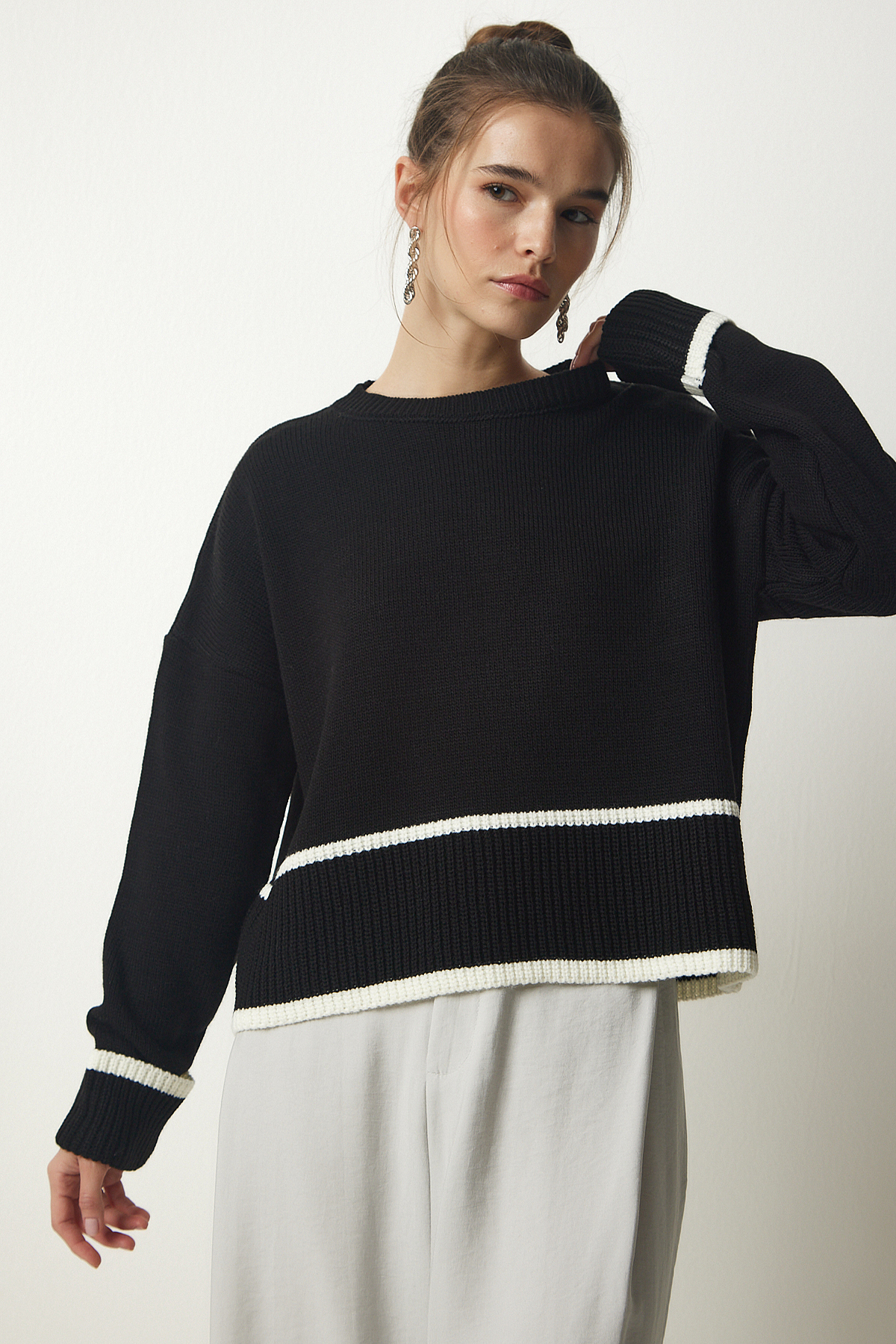 Levně Happiness İstanbul Women's Black Stripe Detailed Knitwear Sweater