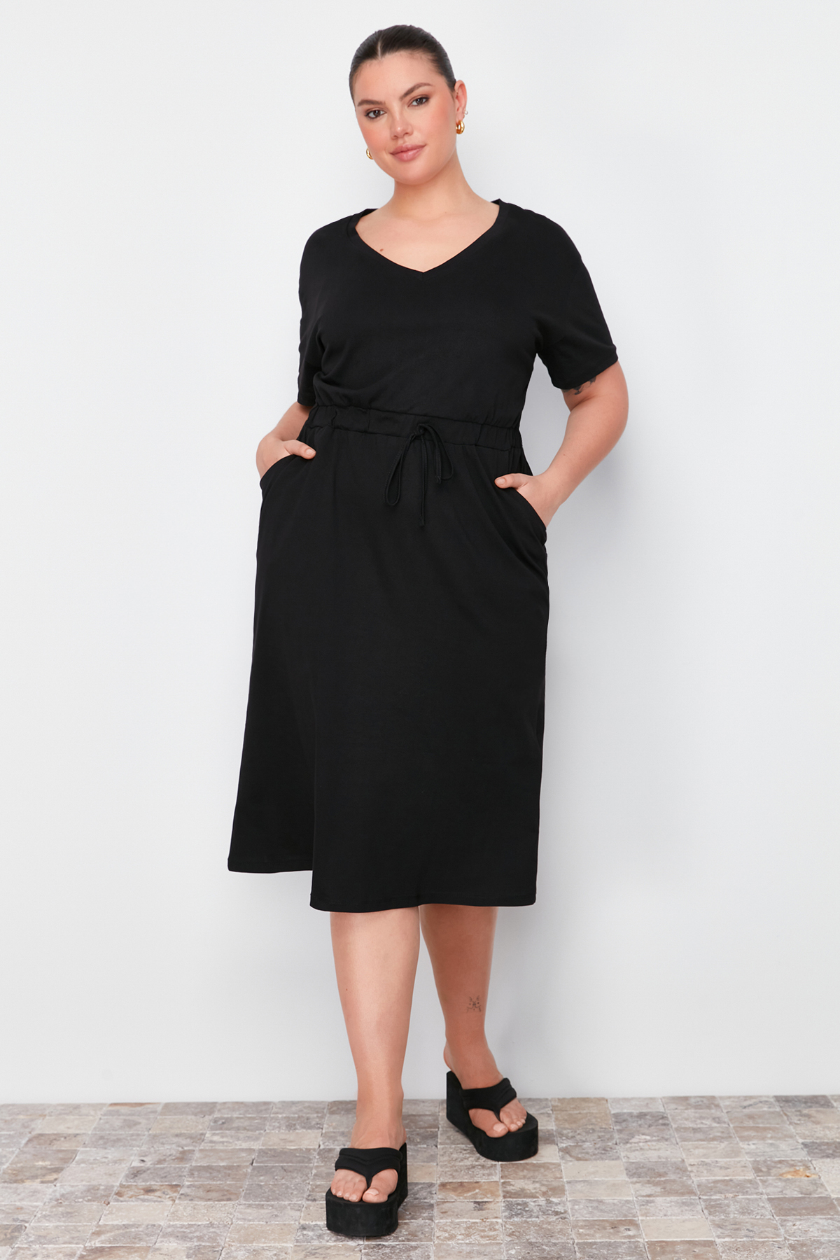 Levně Trendyol Curve Black Waist Rubber Detailed Midi Knitted Dress