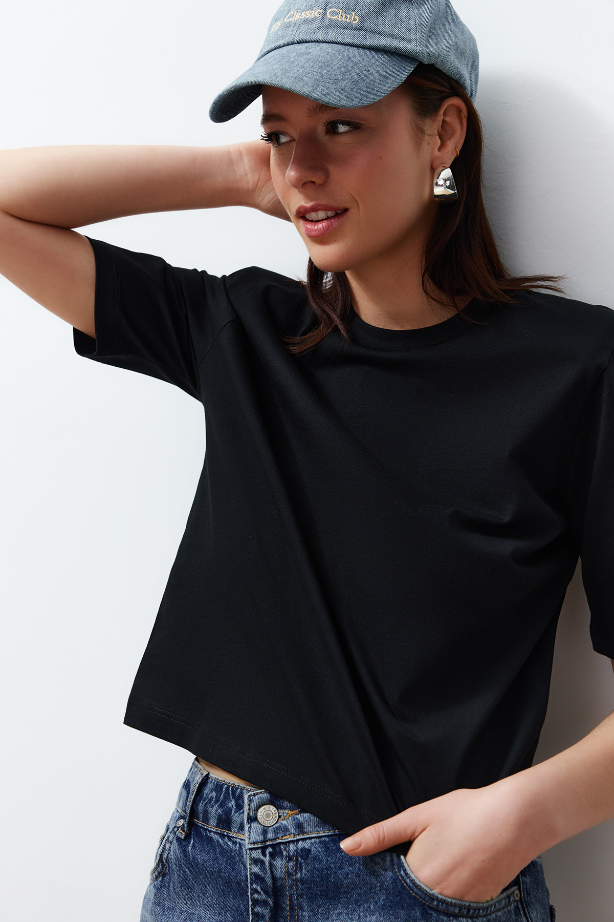 Levně Trendyol Black 100% Single Jersey Padded Crop Knitted T-Shirt