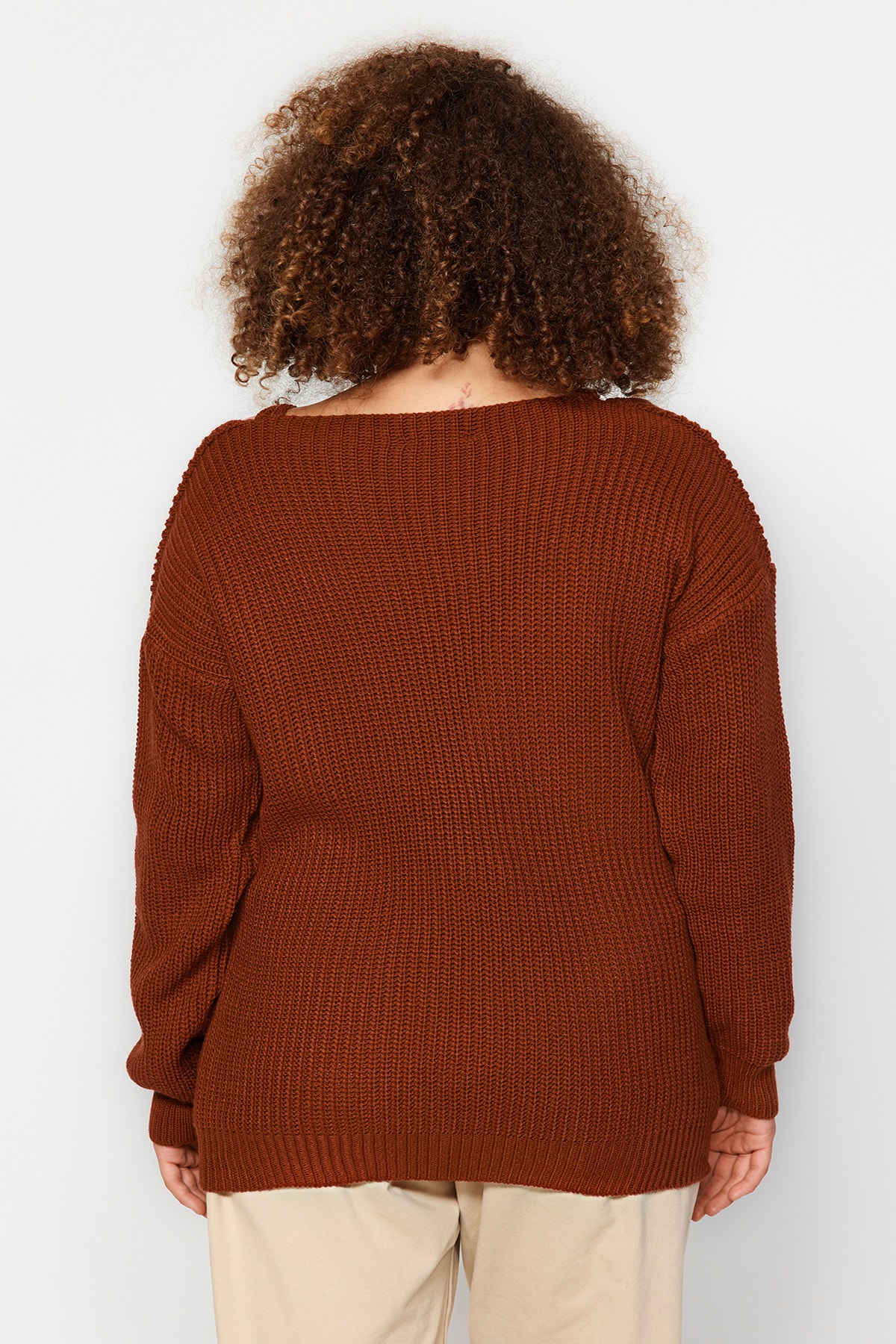 Trendyol Brown cu puloverul detaliat din tricotaje Window/Cut Out