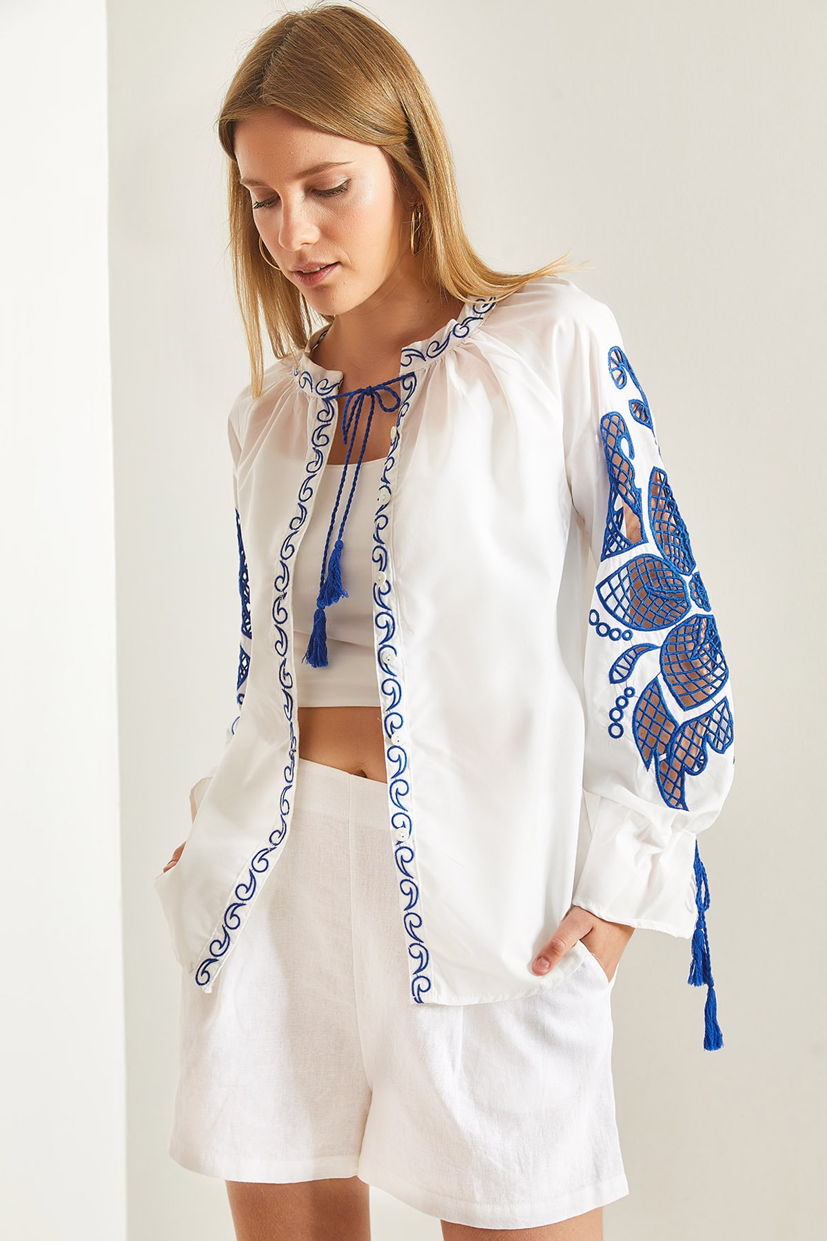 Levně Bianco Lucci Women's Tie Collar Embroidered Loose Shirt.