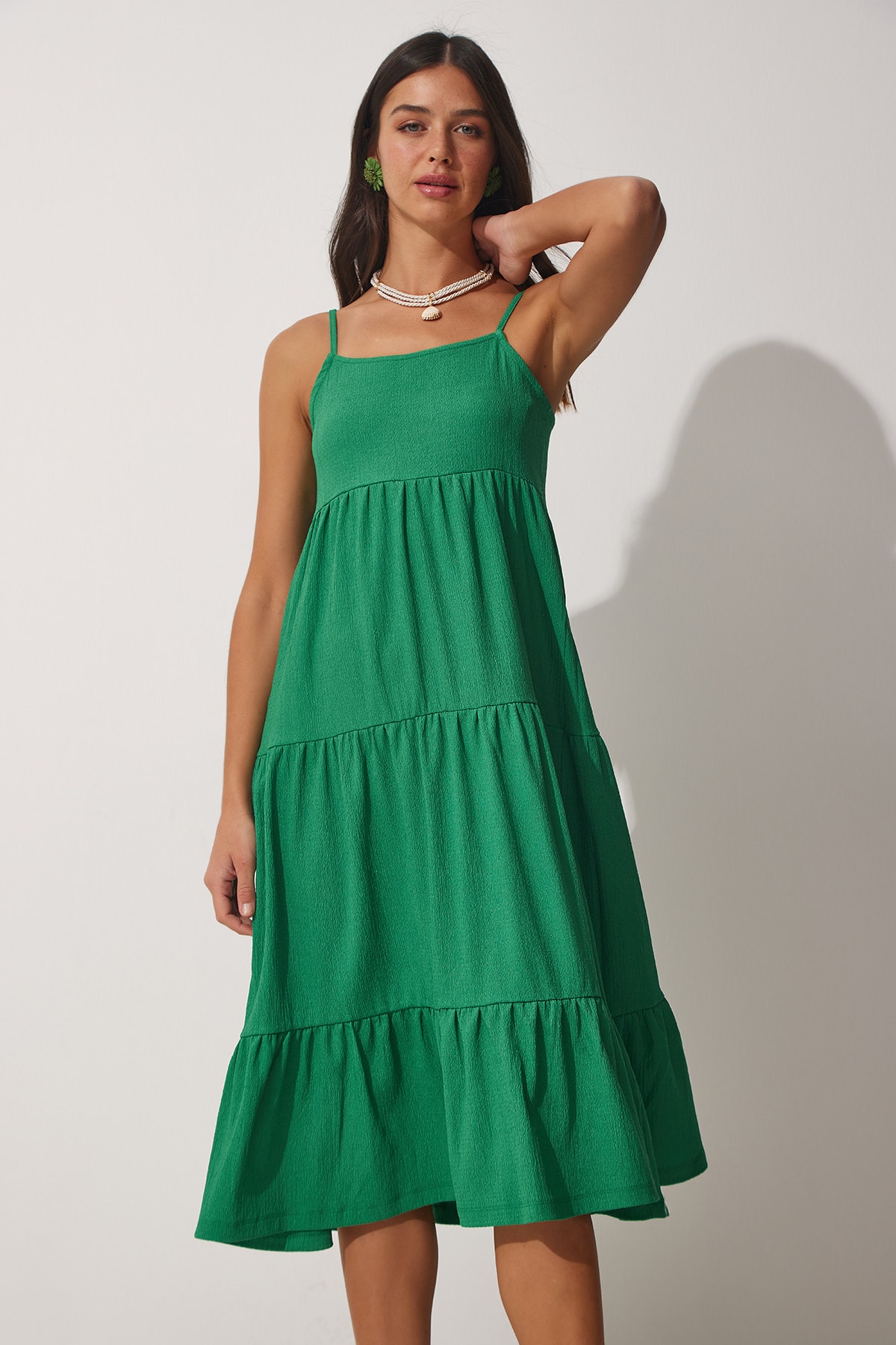 Happiness İstanbul Жіноча літня трикотажна сукня з воланами на зелених ремінцях