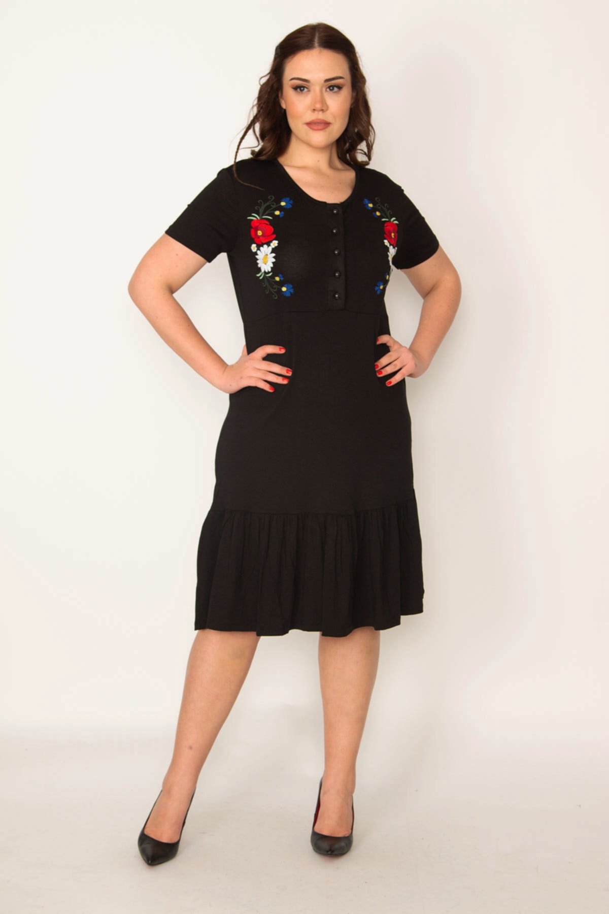 Levně Şans Women's Plus Size Black Embroidery Detailed Front Pat Buttoned Hem Tiered Dress