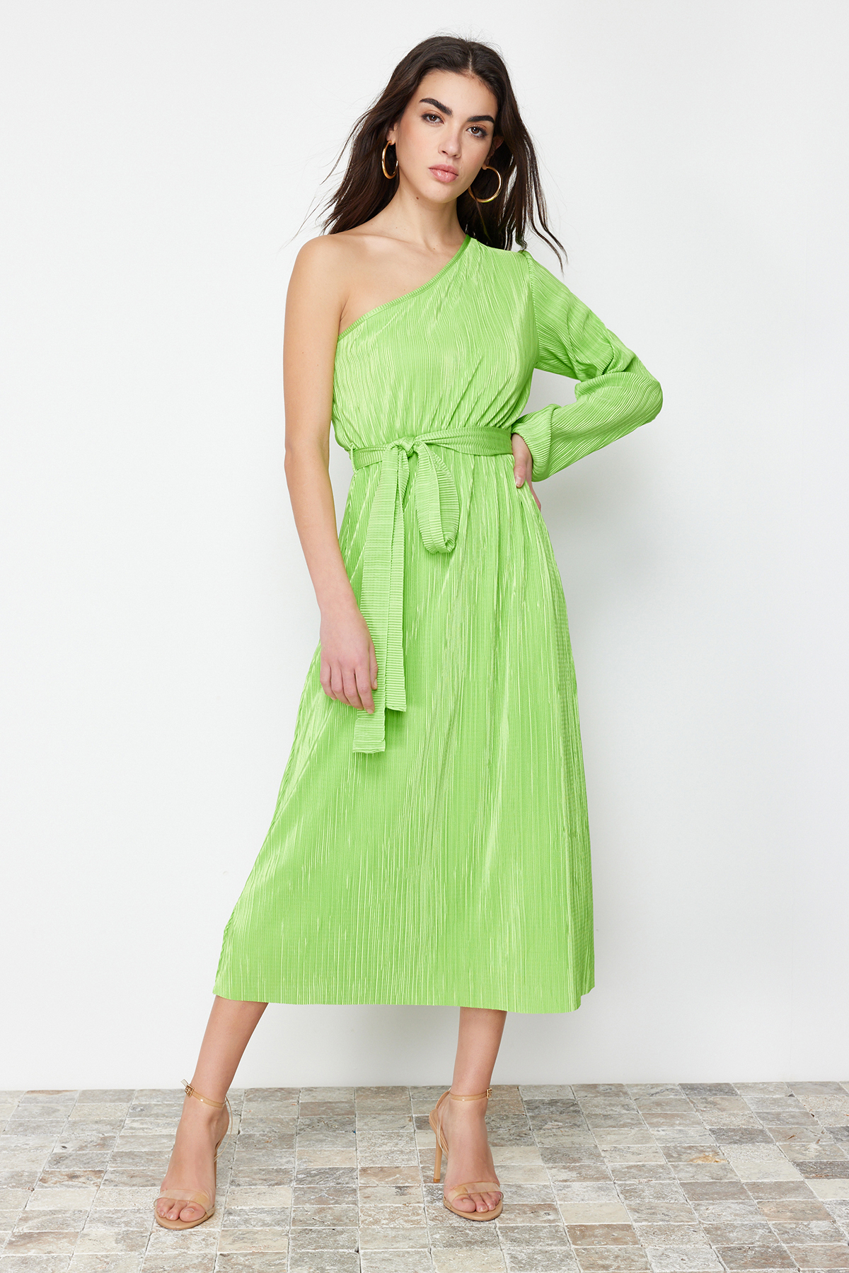 Levně Trendyol Green Belted Pleat Fitted/Fitted Single Sleeve Asymmetric Collar Knitted Midi Dress