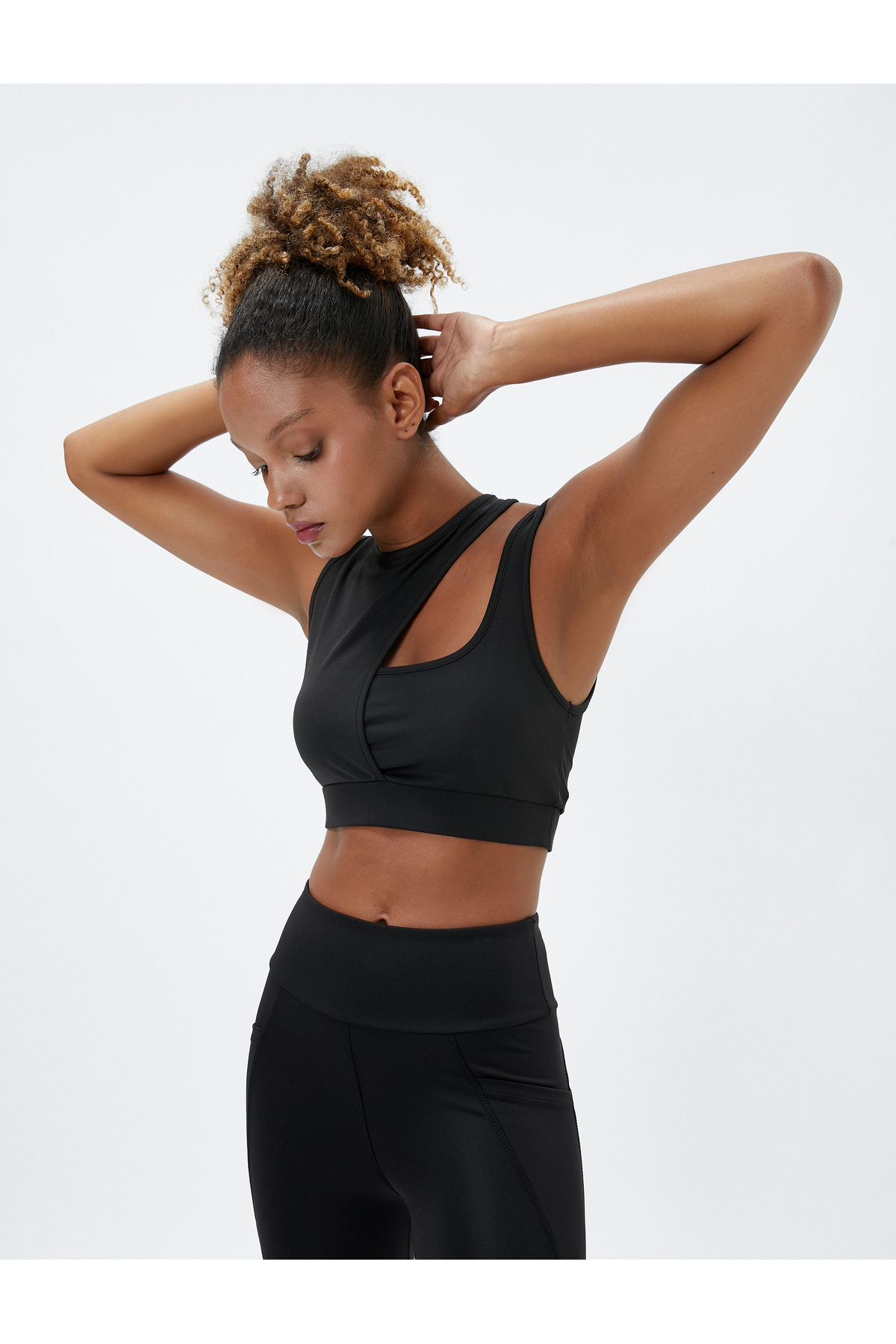 Levně Koton Sports Bra. Padded, Non-wired Sports Bra with Window Detail in the Back and Straps.