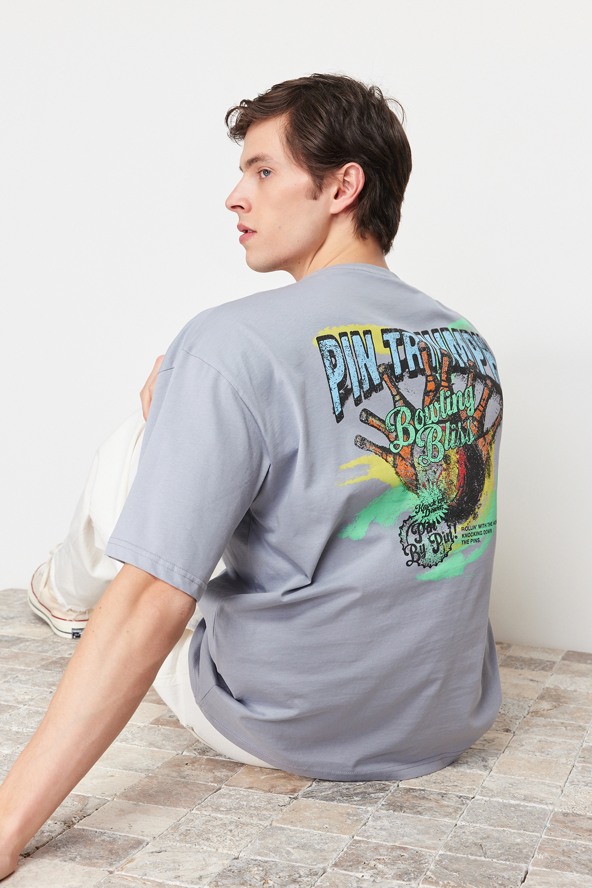 Levně Trendyol Gray Oversize/Wide-Fit Bowling Back Printed 100% Cotton T-shirt