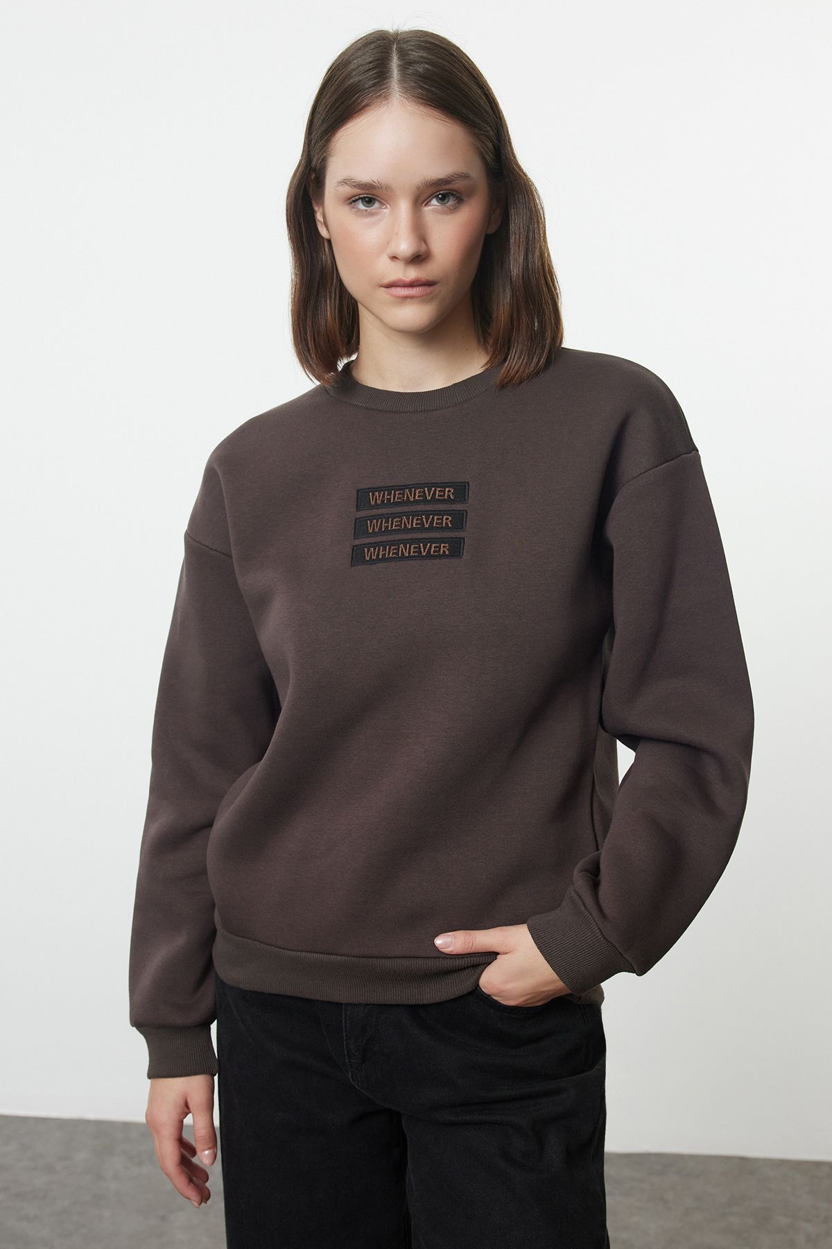 Trendyol Brown Thick Fleece Embroidered Slogan Relaxed Sweatshirt