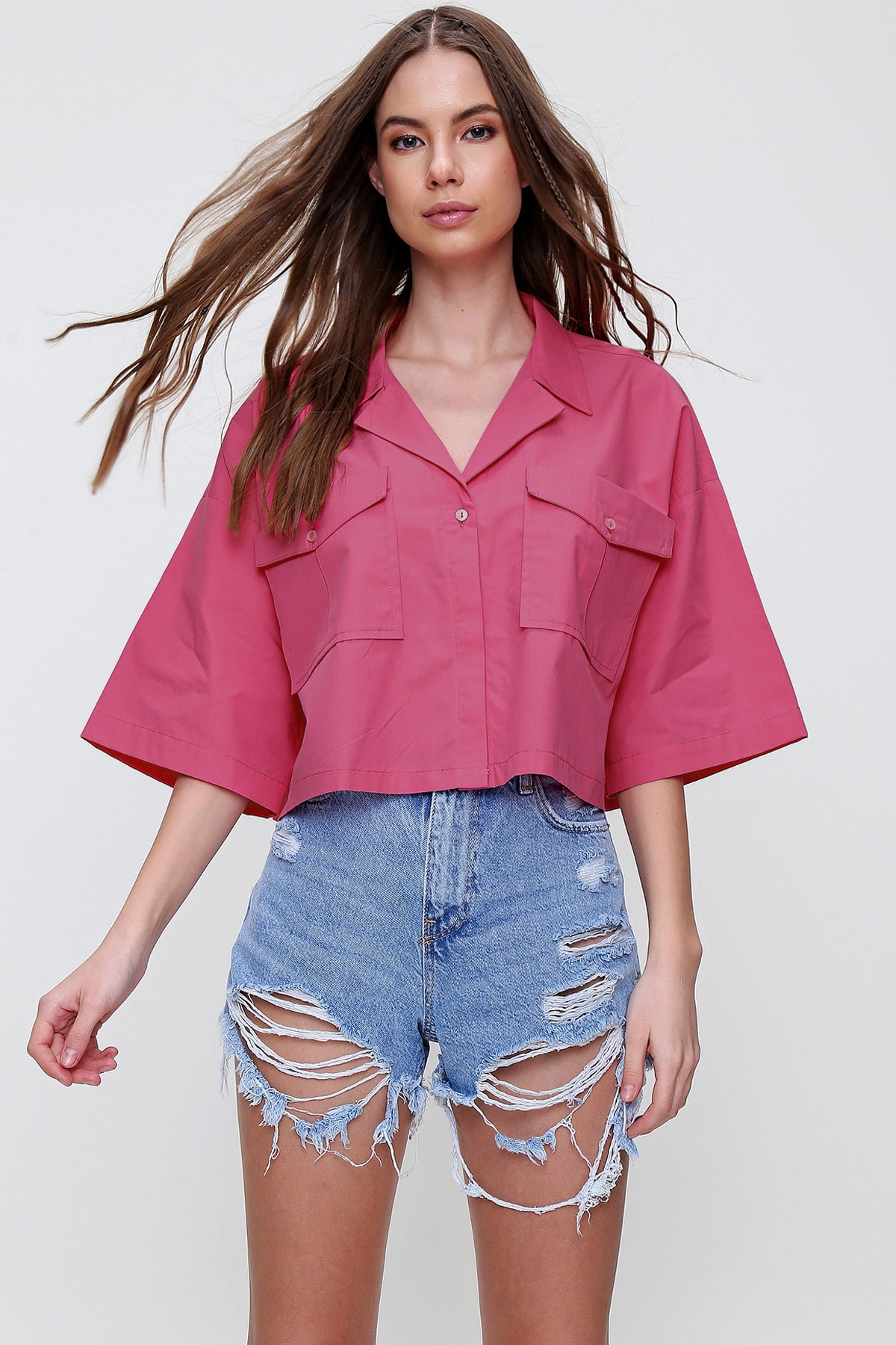 Trend Alaçatı Stili Dámská fuchsiová crop popelínová košile s obálkami