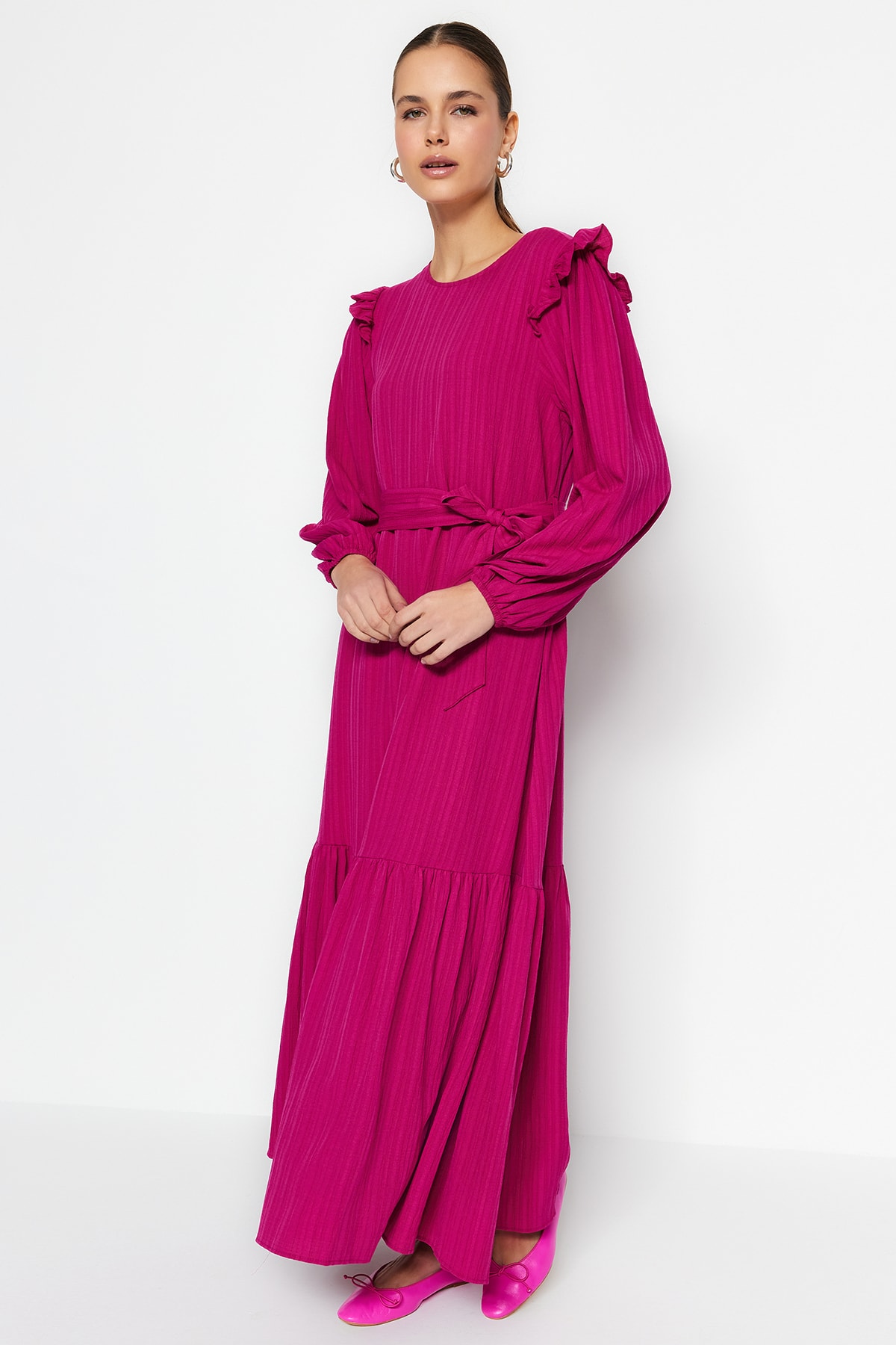 Rochie țesută Trendyol Fuchsia cu burtă mixtă de vâscoză, cu ornamente cu volane în jurul umerilor.