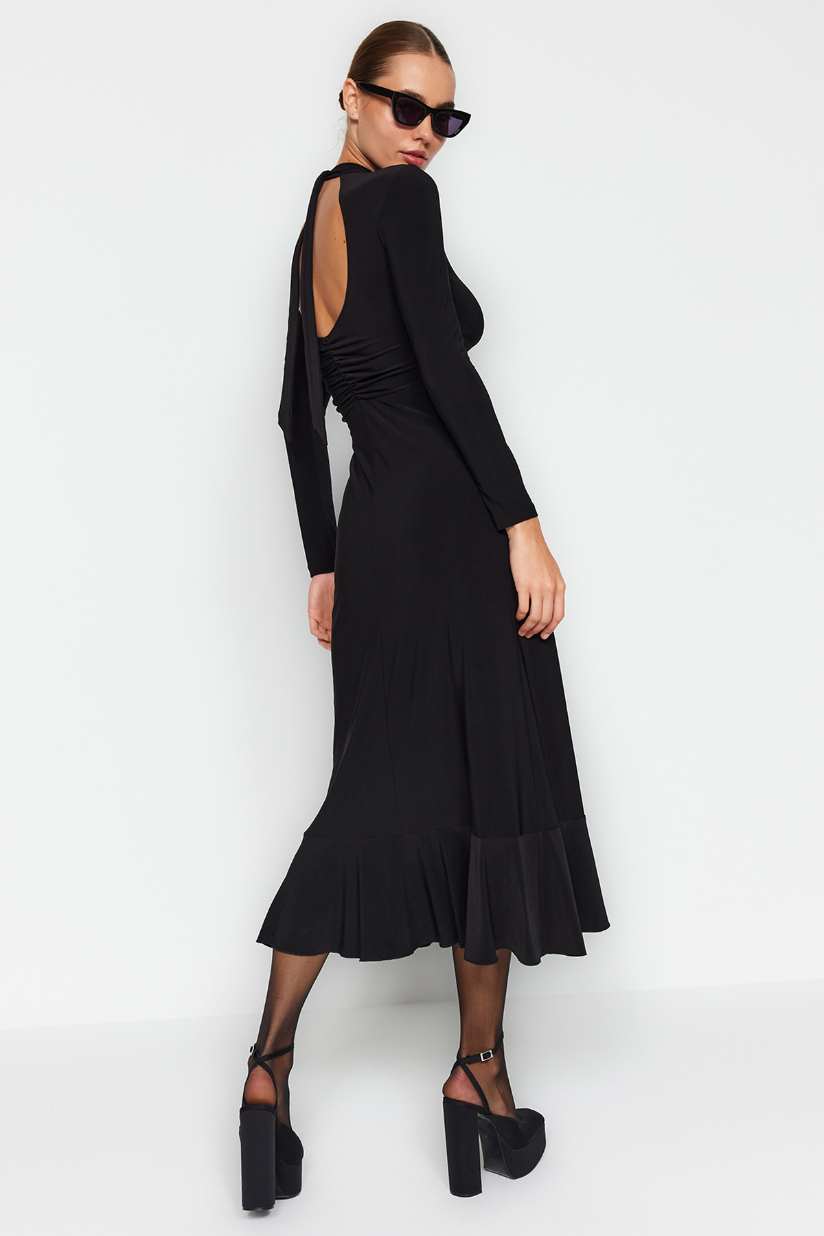Levně Trendyol Black Decollete Backless Flounce High Neck Maxi Length Knitted Dress