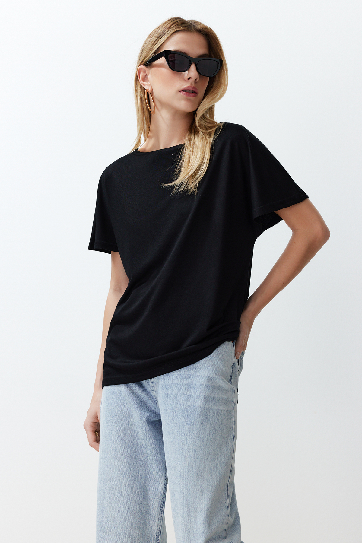 Levně Trendyol Black Viscose Relaxed Boat Neck Low Sleeve Knitted T-Shirt