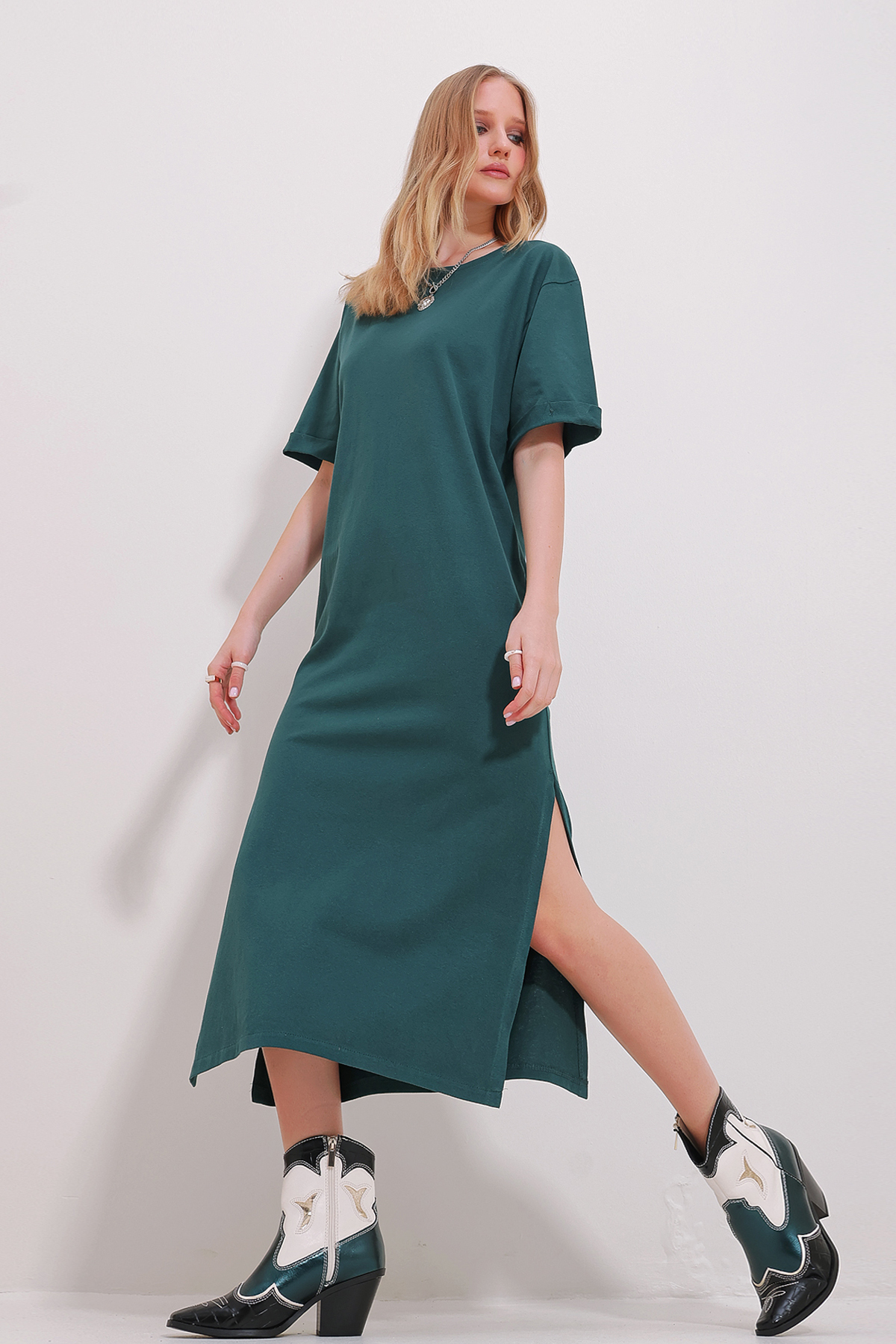 Levně Trend Alaçatı Stili Women's Green Crew Neck Double Sleeve Slit Dress