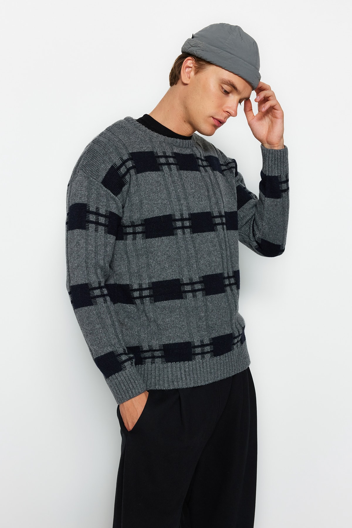 Levně Trendyol Gray Regular Fit Crew Neck Square Patterned Knitwear Sweater