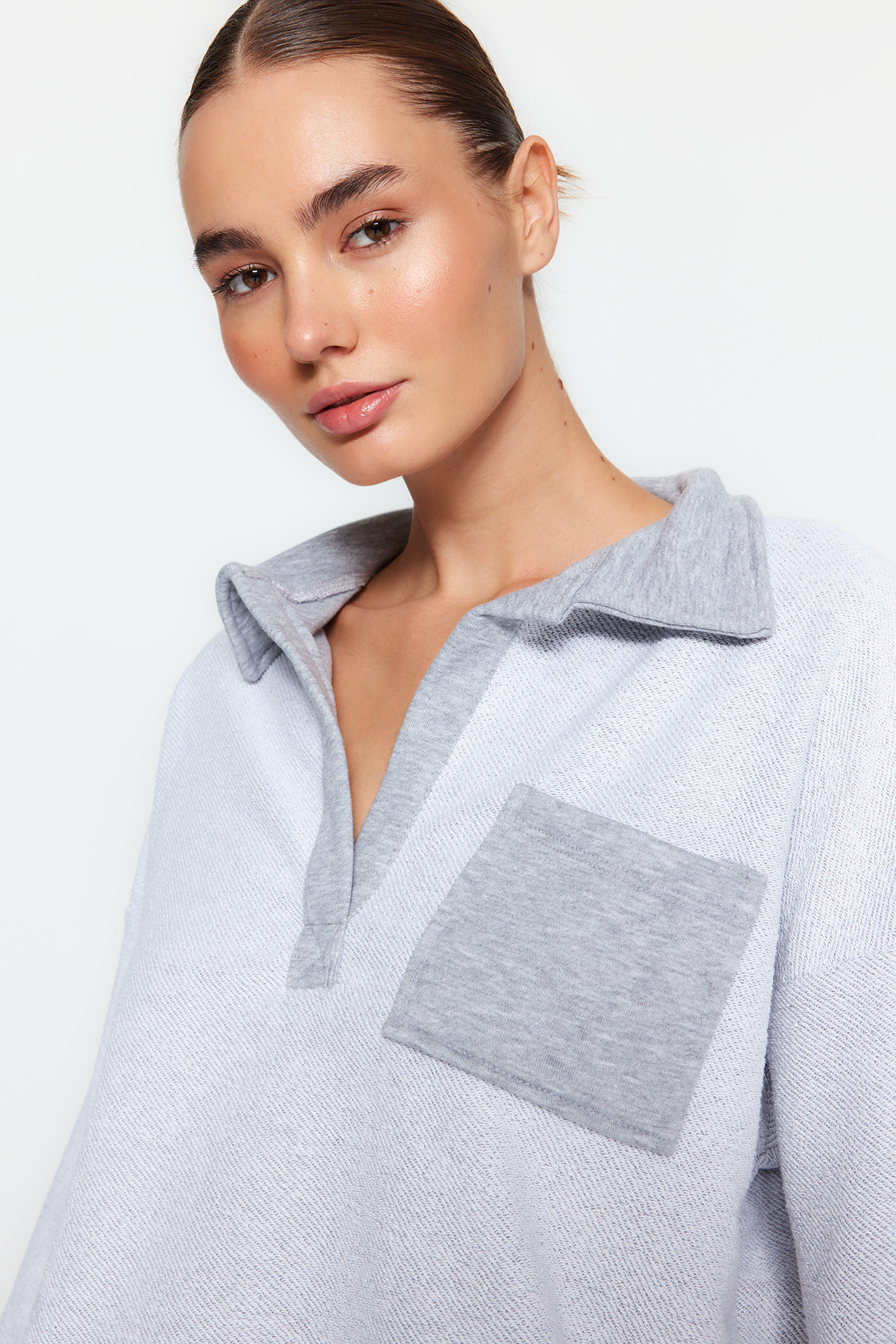 Levně Trendyol Gray Contrast Fabric Detail Polo Collar Regular/Regular Knitted Sweatshirt