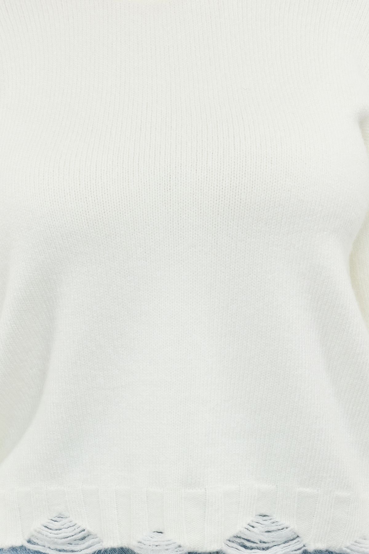 Trendyol Curve Ecru Crew Neck Destroy Detailed Knitwear Sweater