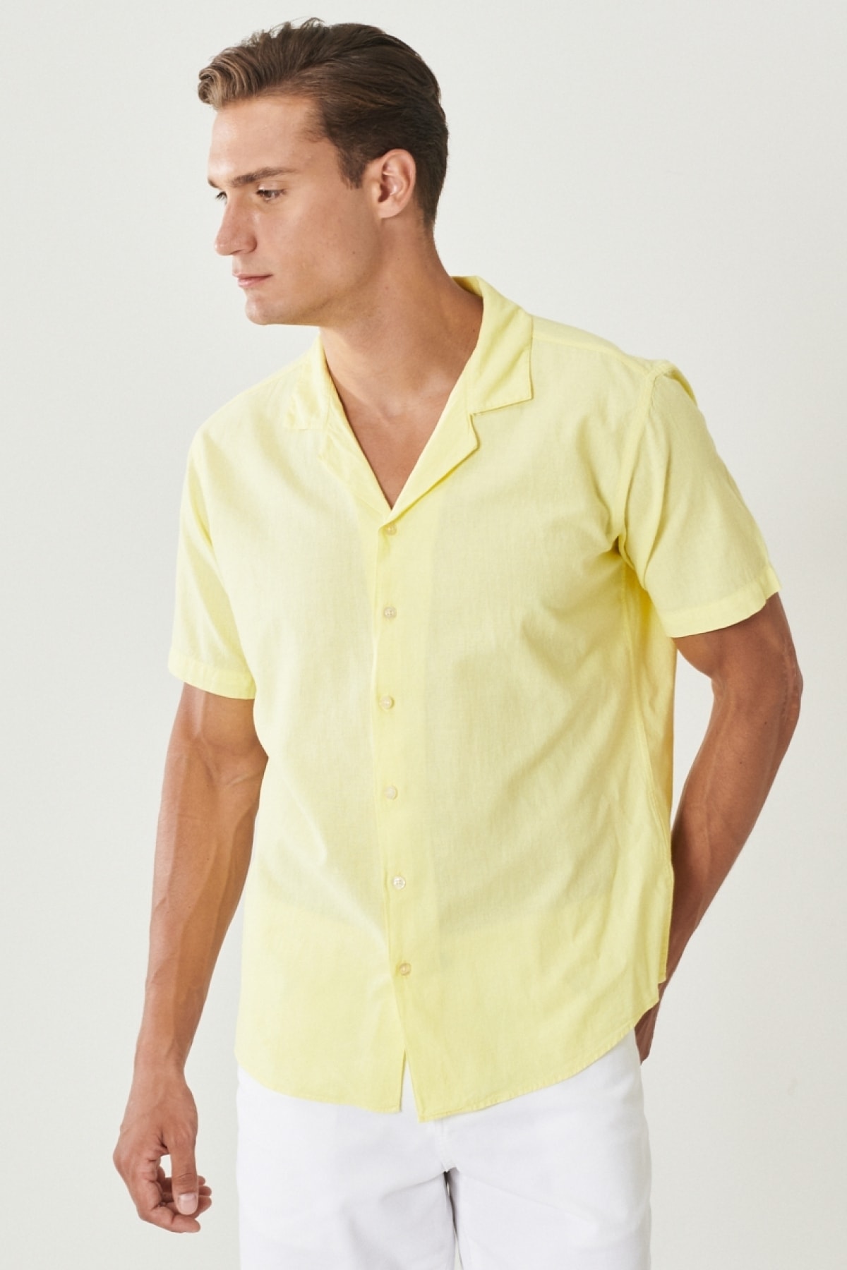 Levně ALTINYILDIZ CLASSICS Men's Yellow Comfort Fit Comfy Cut Monocollar Short Sleeved Straight Linen Shirt.