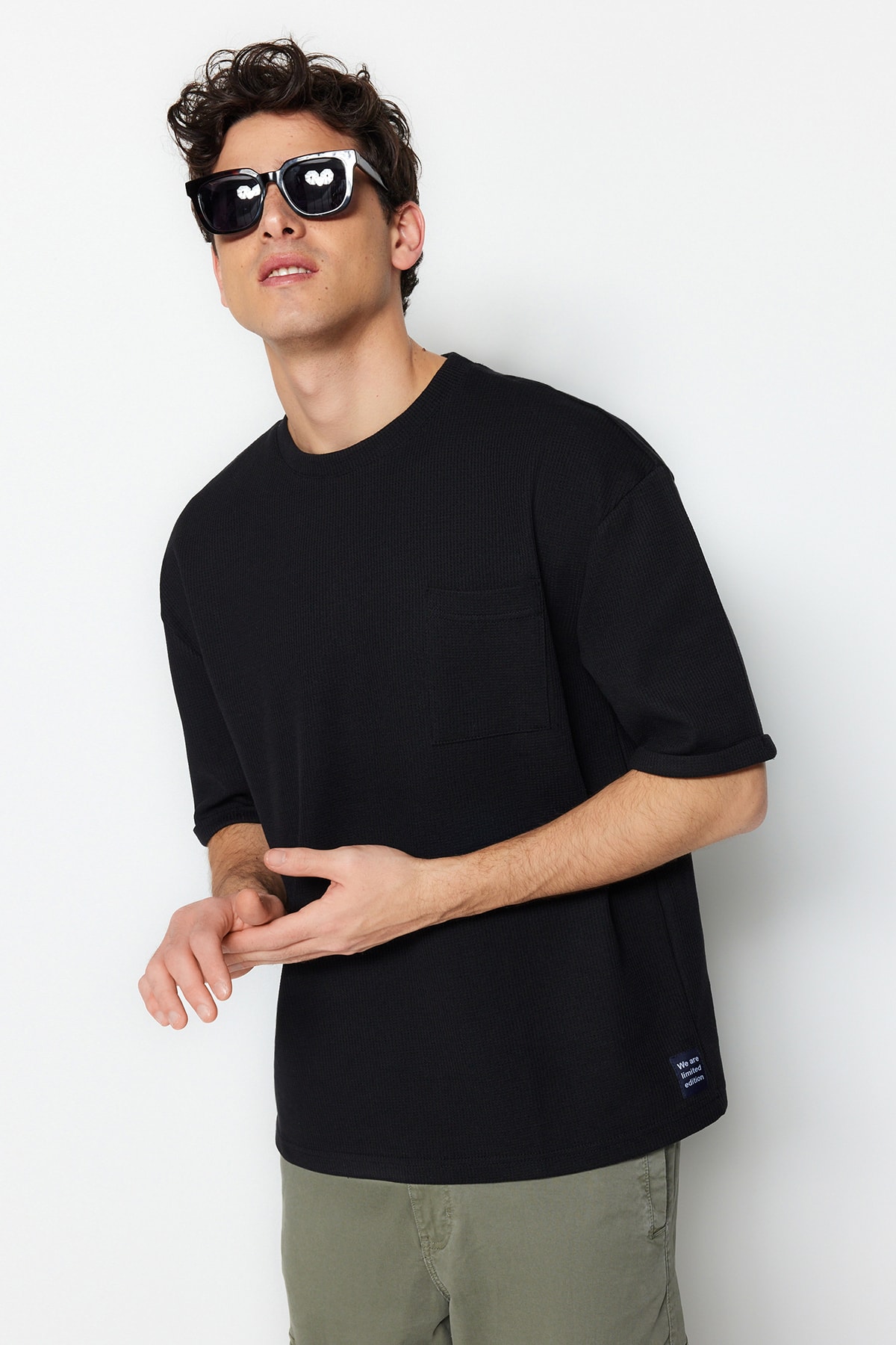 Levně Trendyol Black Relaxed Crew Neck Short Sleeve Pocket Label Detail T-Shirt
