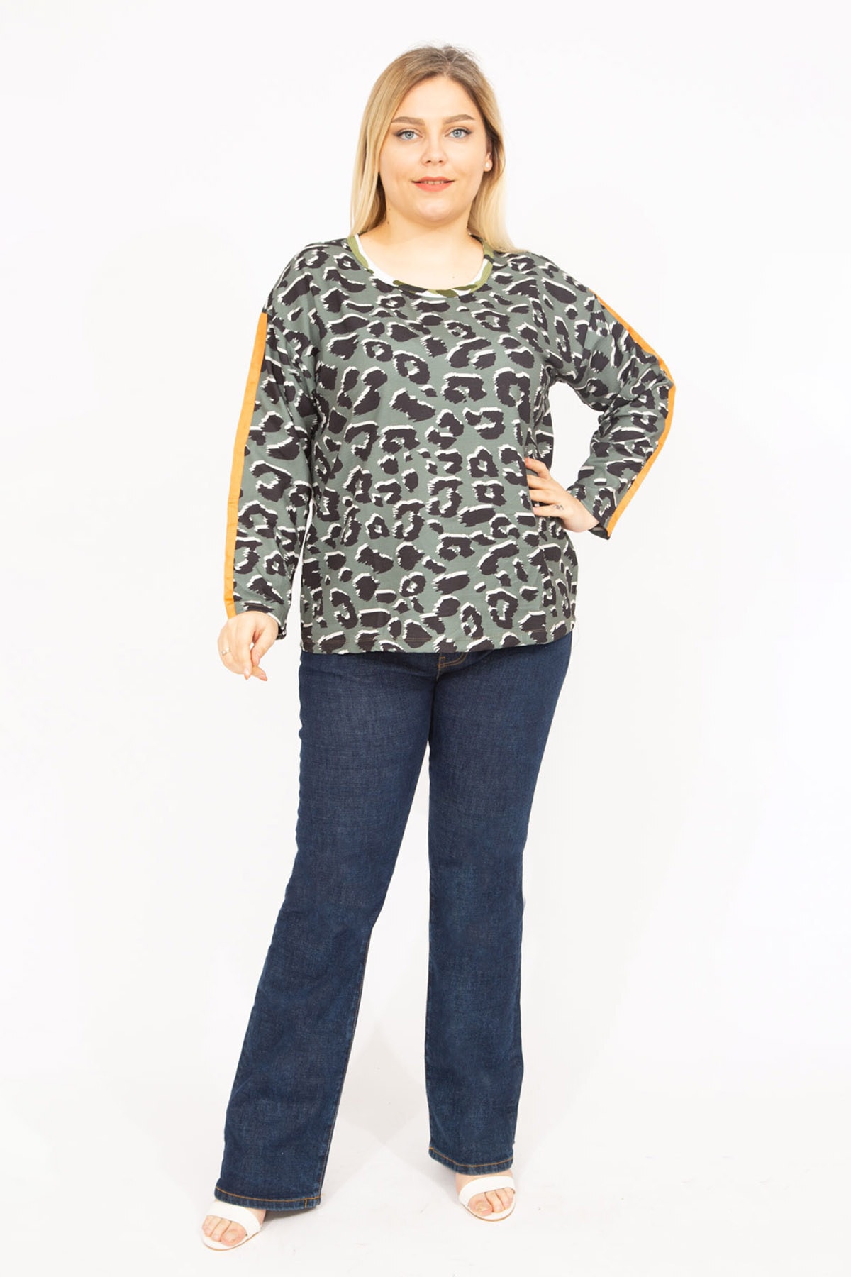 Levně Şans Women's Khaki Plus Size Camouflage Patterned Blouse