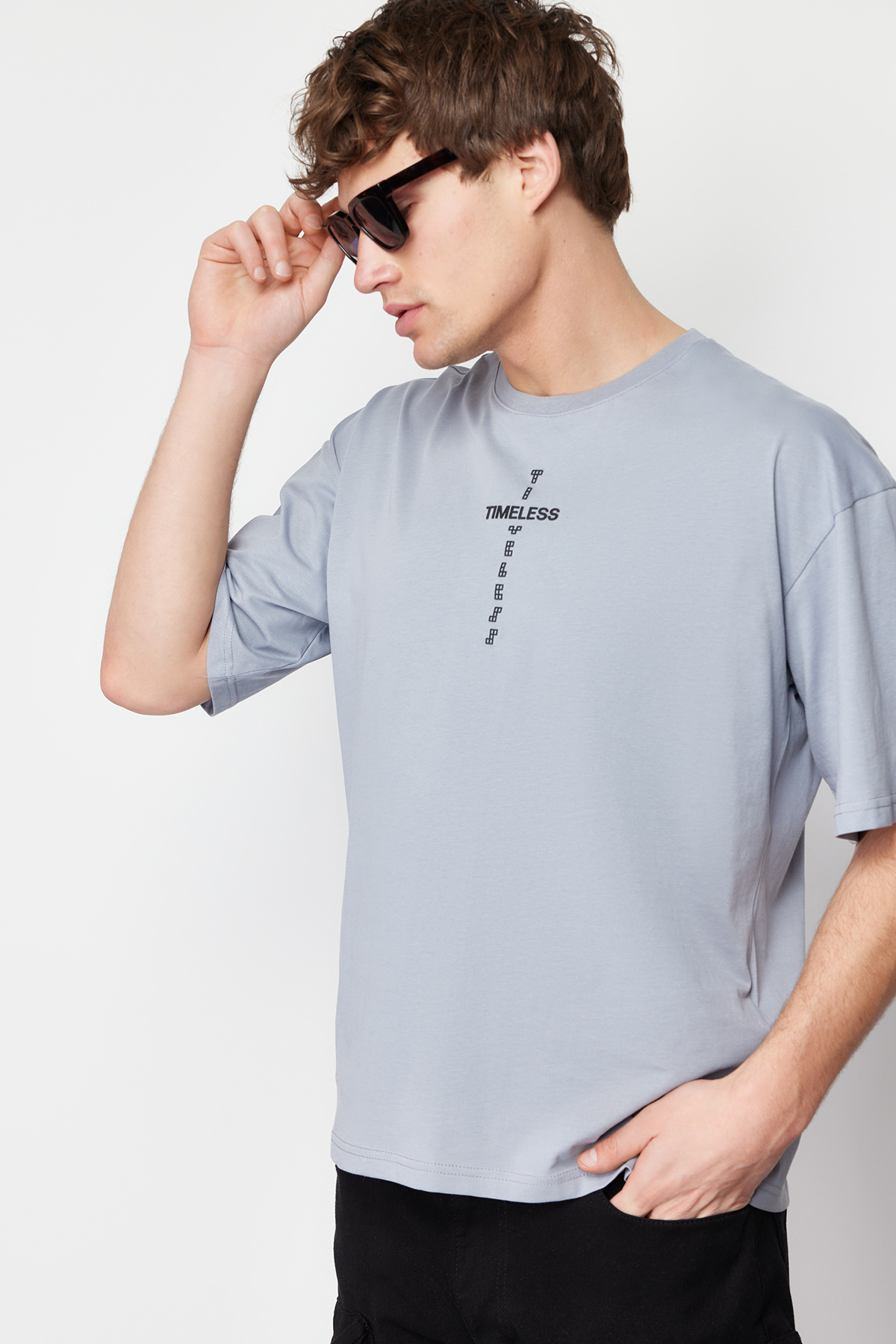 Levně Trendyol Gray Oversize/Wide Cut Fluffy Text Printed 100% Cotton T-shirt
