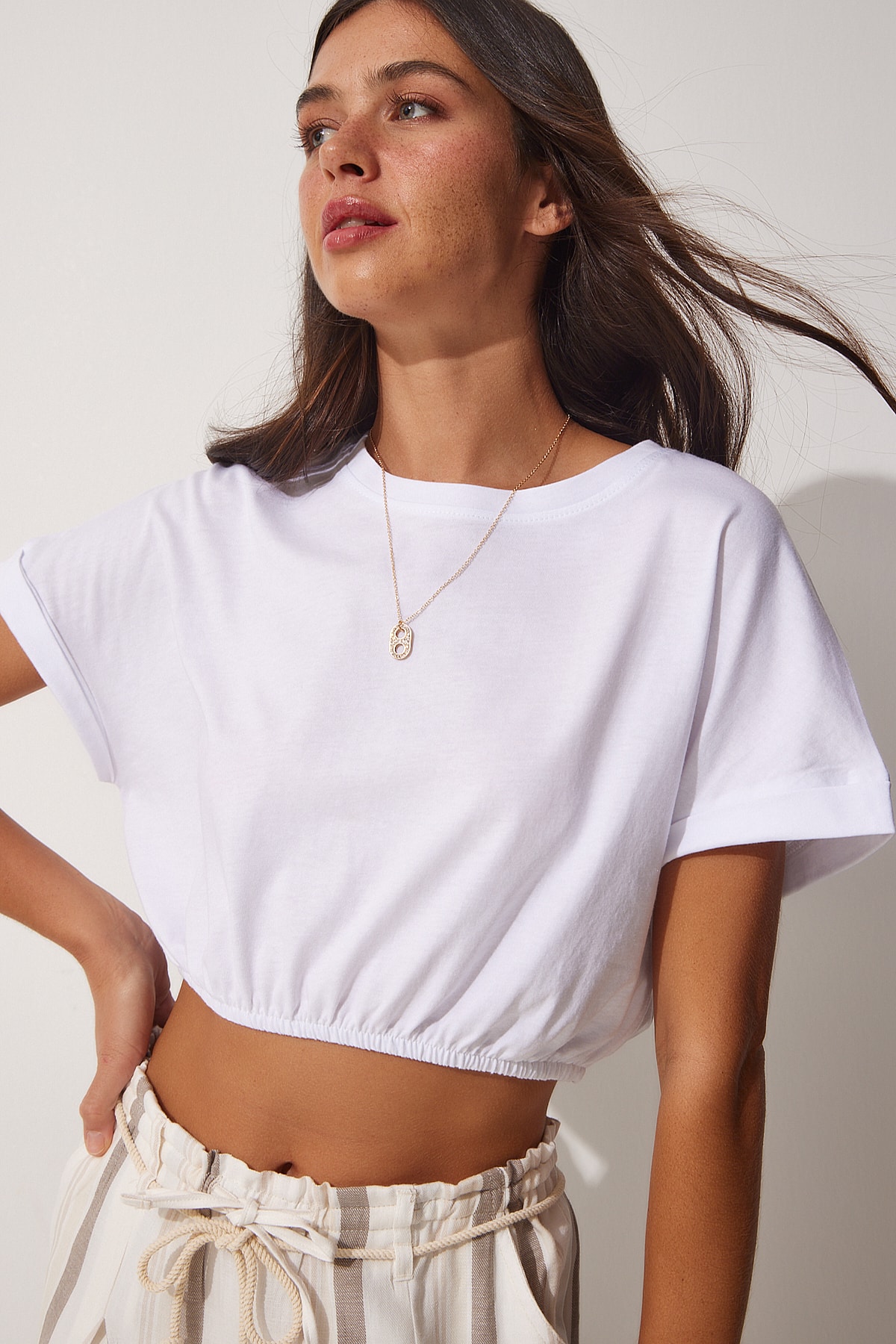 Levně Happiness İstanbul Women's White Crop T-Shirt with Elastic Waist