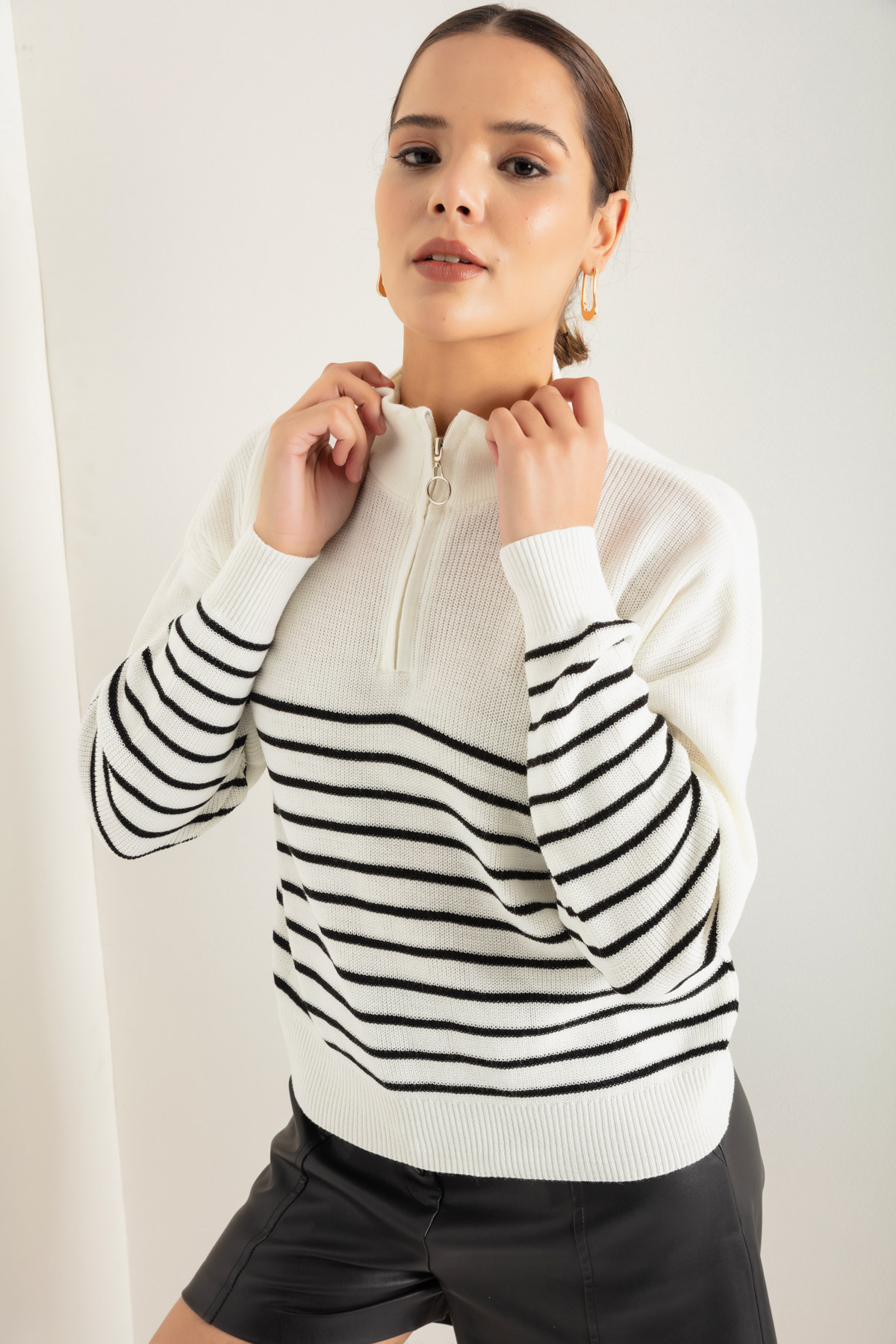Levně Lafaba Women's White Zippered Long Sleeve Knitwear Sweater