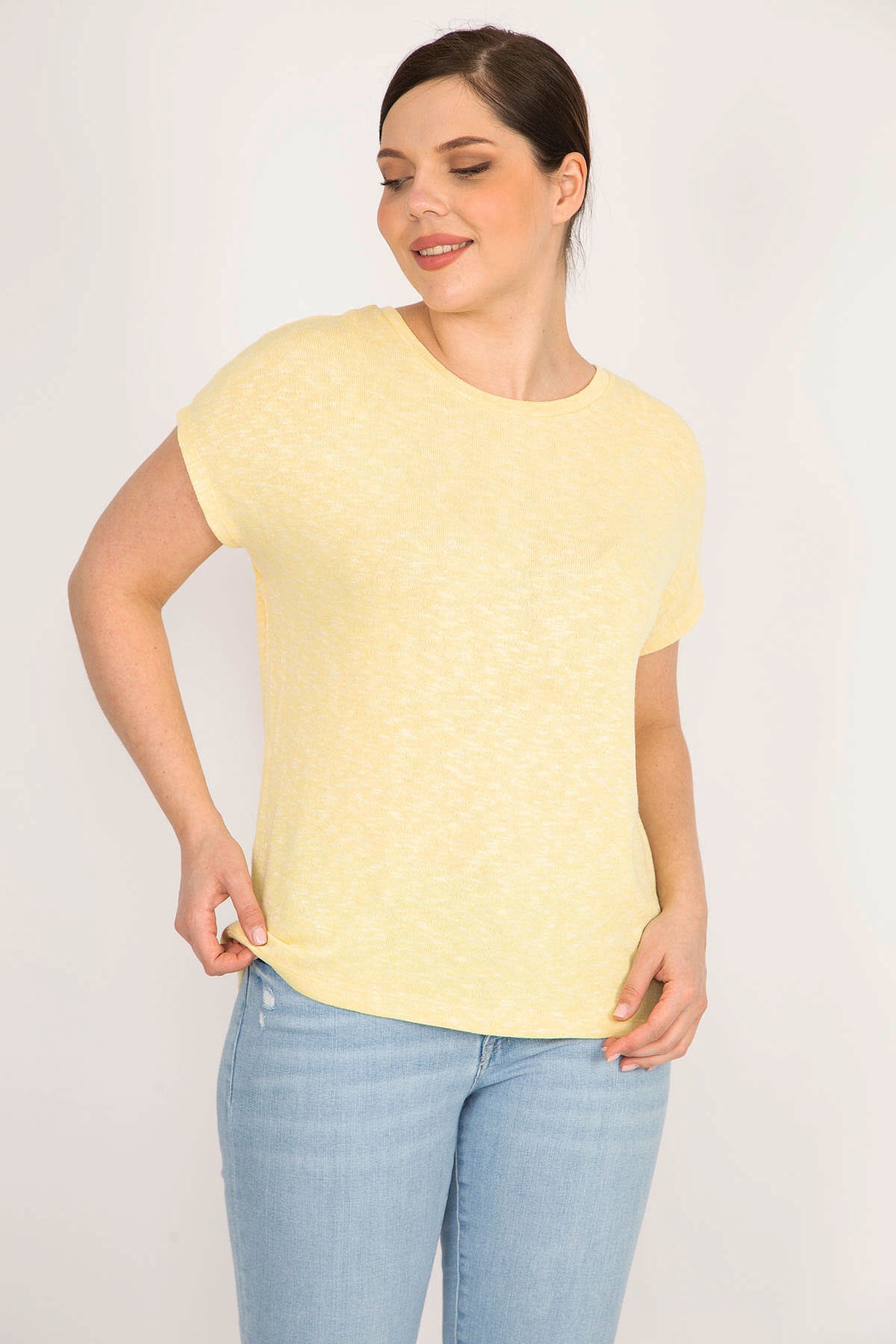 Levně Şans Women's Yellow Plus Size Crew Neck Low Sleeve Blouse