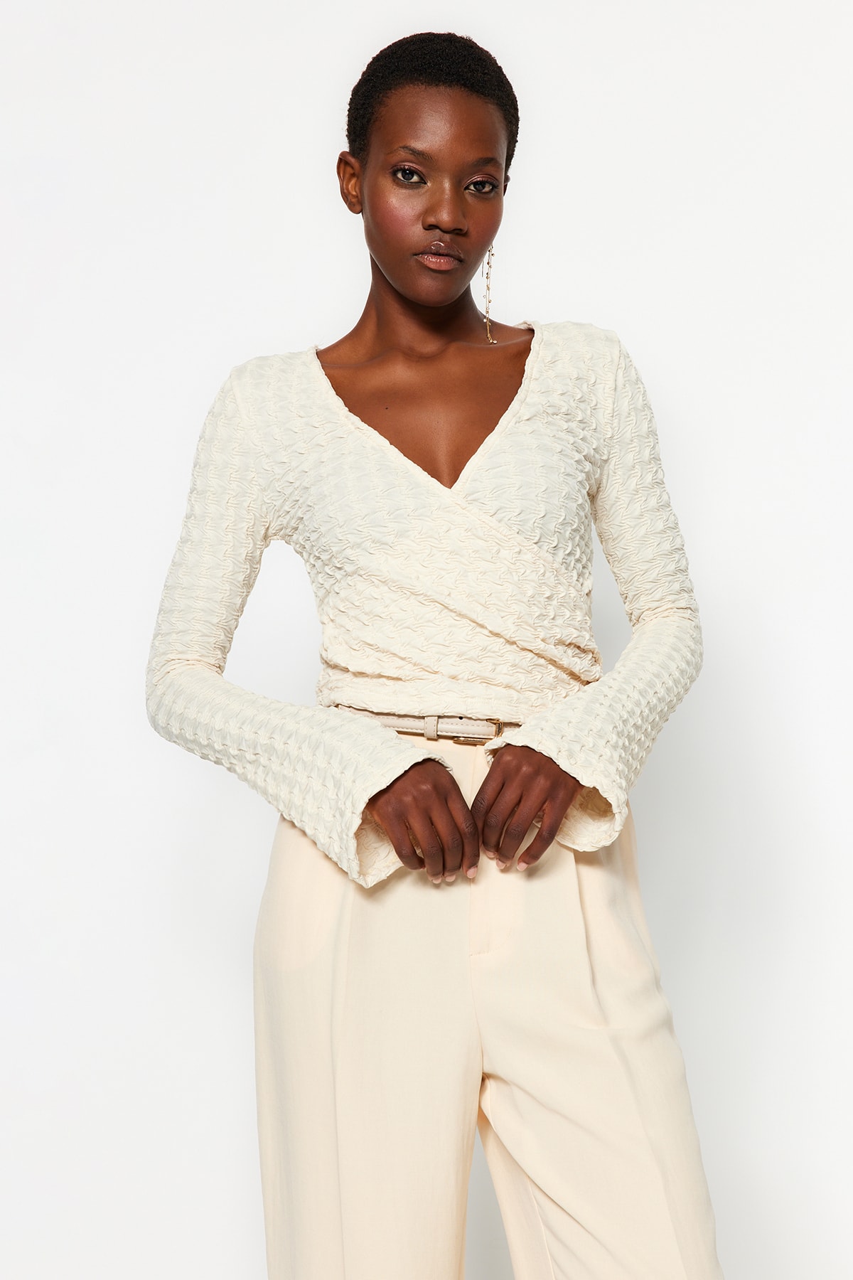 Levně Trendyol Beige Premium Textured Fabric Double Breasted Neck Regular/Regular Fit Crop Knitted Blouse