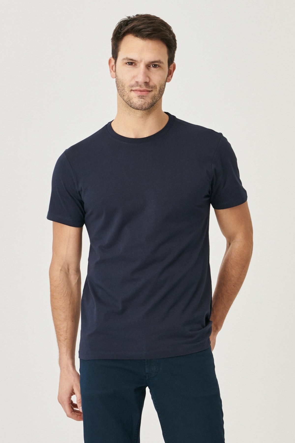 Levně AC&Co / Altınyıldız Classics Pánské tričko s krátkým rukávem ze 100% bavlny Slim Fit Slim Fit s výstřihem s krátkým rukávem.