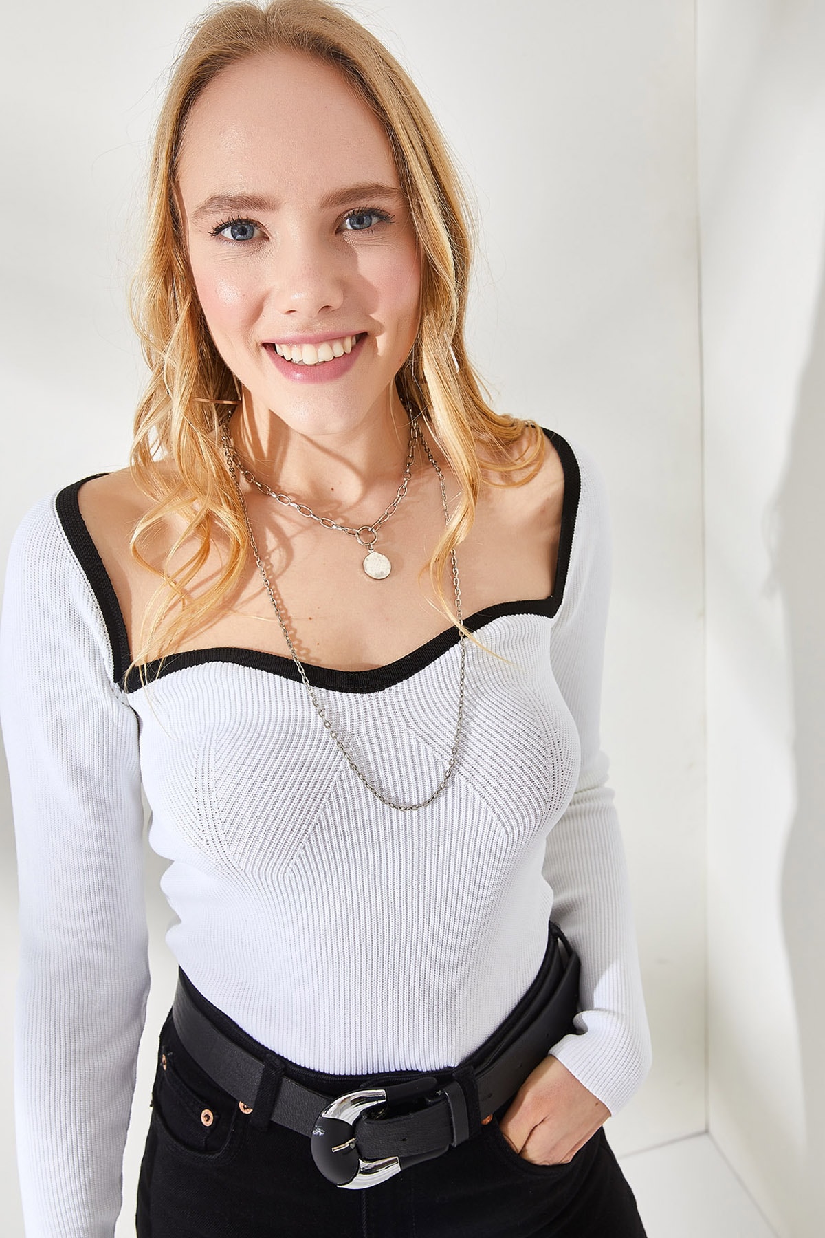 Levně Olalook Women's White Black Kiss Collar Crop Knitwear Blouse