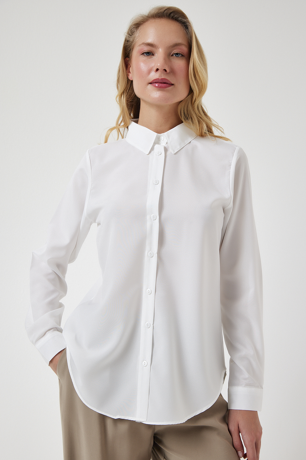 Levně Happiness İstanbul Women's White Soft Textured Basic Shirt