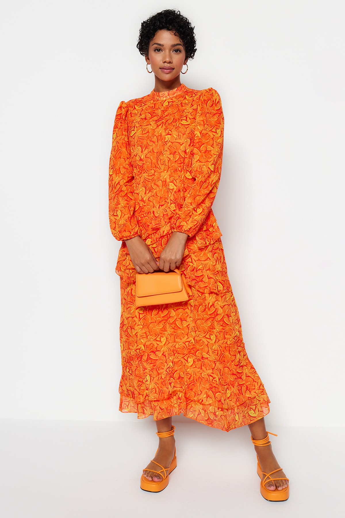 Rochie din sifon țesut căptușită cu frișcă Trendyol Frill cu o fustă florală portocalie