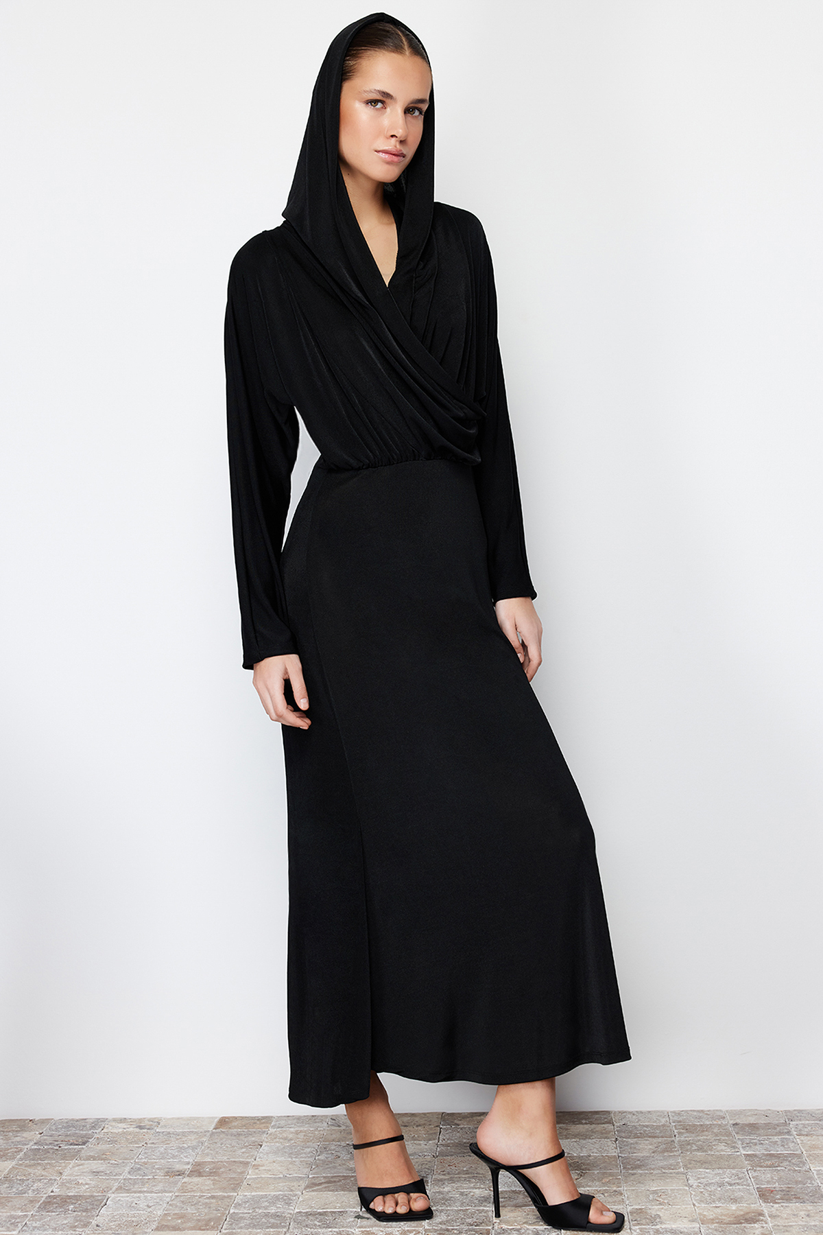 Levně Trendyol Black Double Breasted Neck Hooded Elegant Knitted Dress