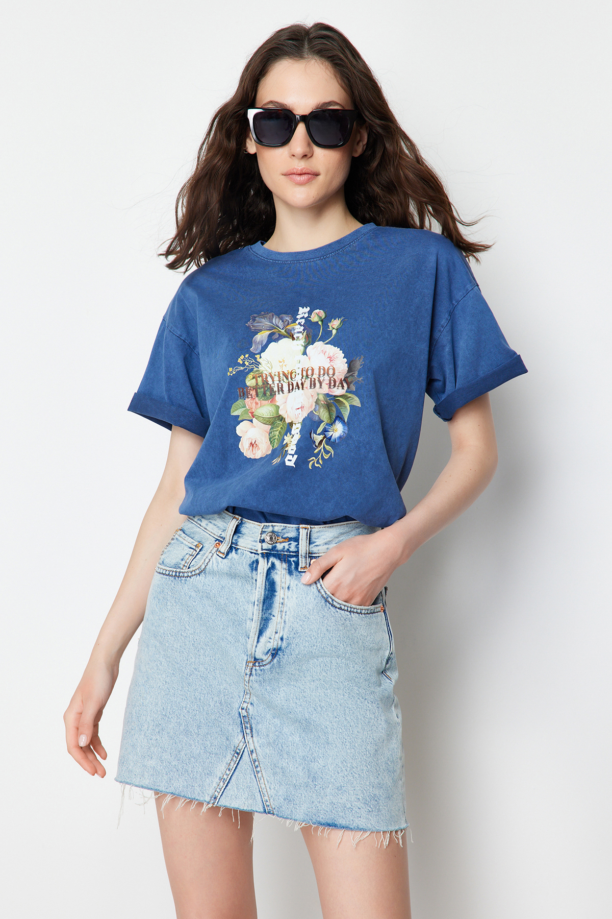 Levně Trendyol Indigo 100% Cotton Printed and Faded Effect Oversize/Comfortable Fit Knitted T-Shirt