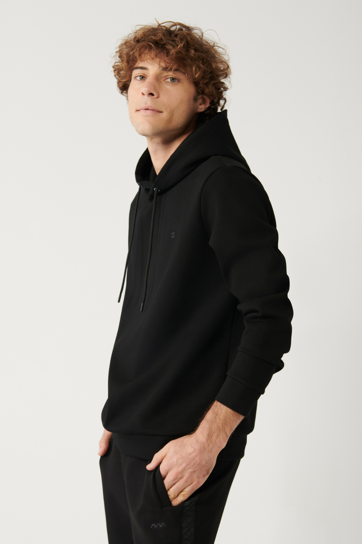 Levně Avva Men's Black Sweatshirt Hooded Flexible Soft Texture Interlock Fabric Regular Fit