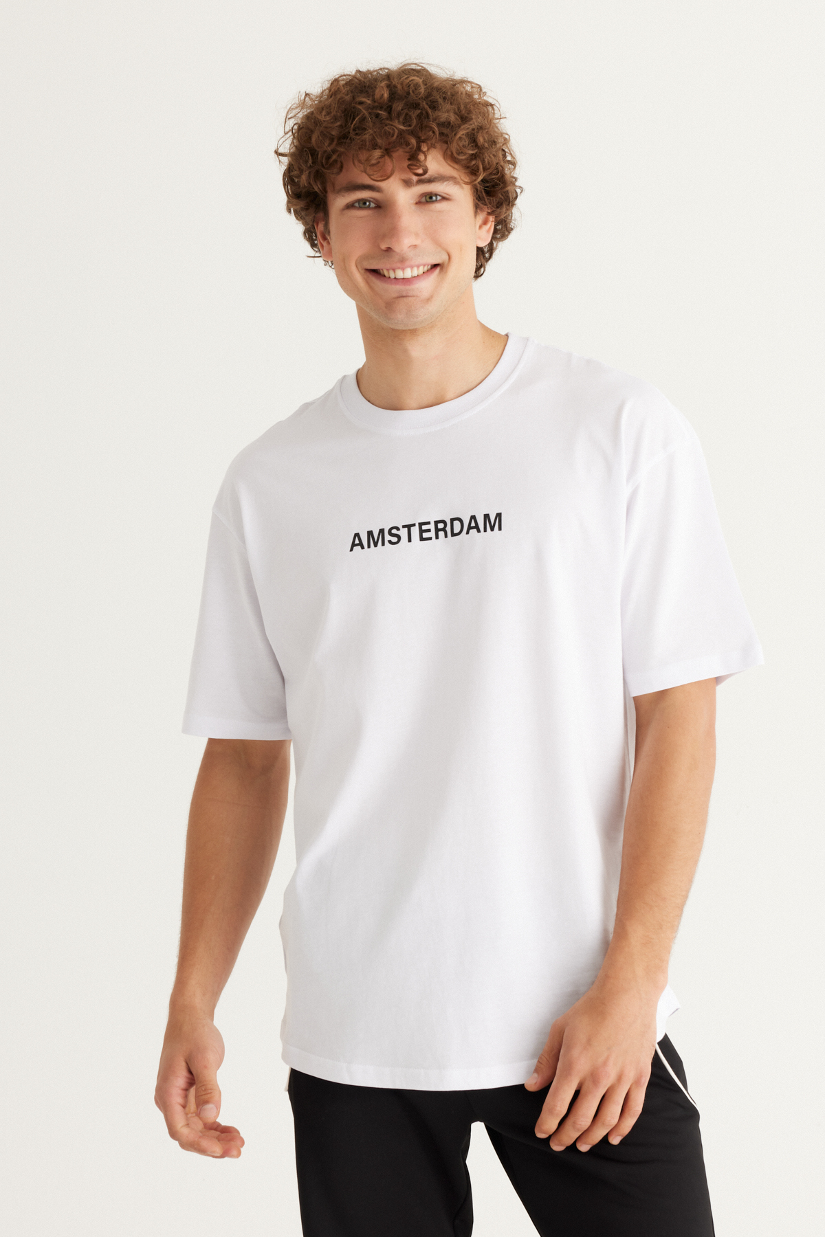 AC & Apos / Altınyıldız Classics Мъжка бяла дълга кройка 100% памук овално изрязано деколте Amsterdam Print тениска с къс ръкав.