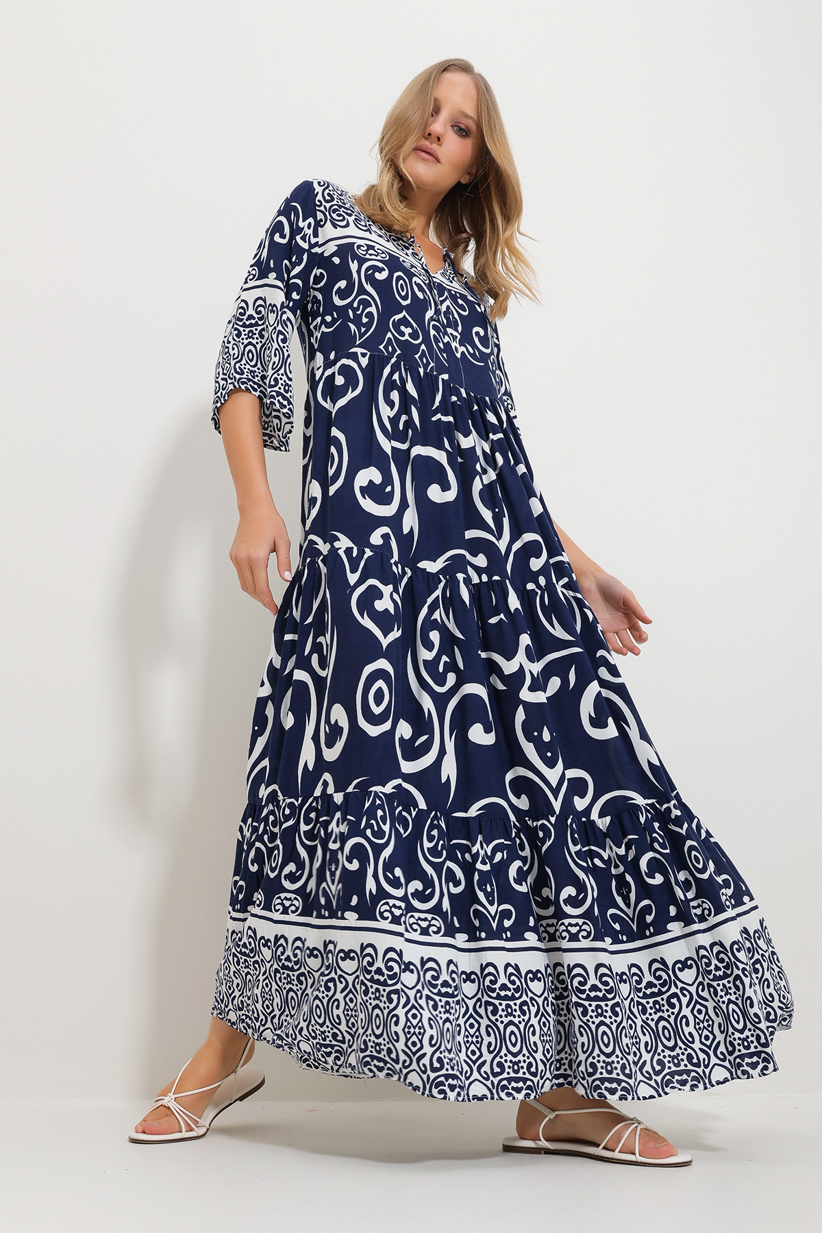Levně Trend Alaçatı Stili Women's Navy Blue Front Laced Patterned Woven Viscose Dress