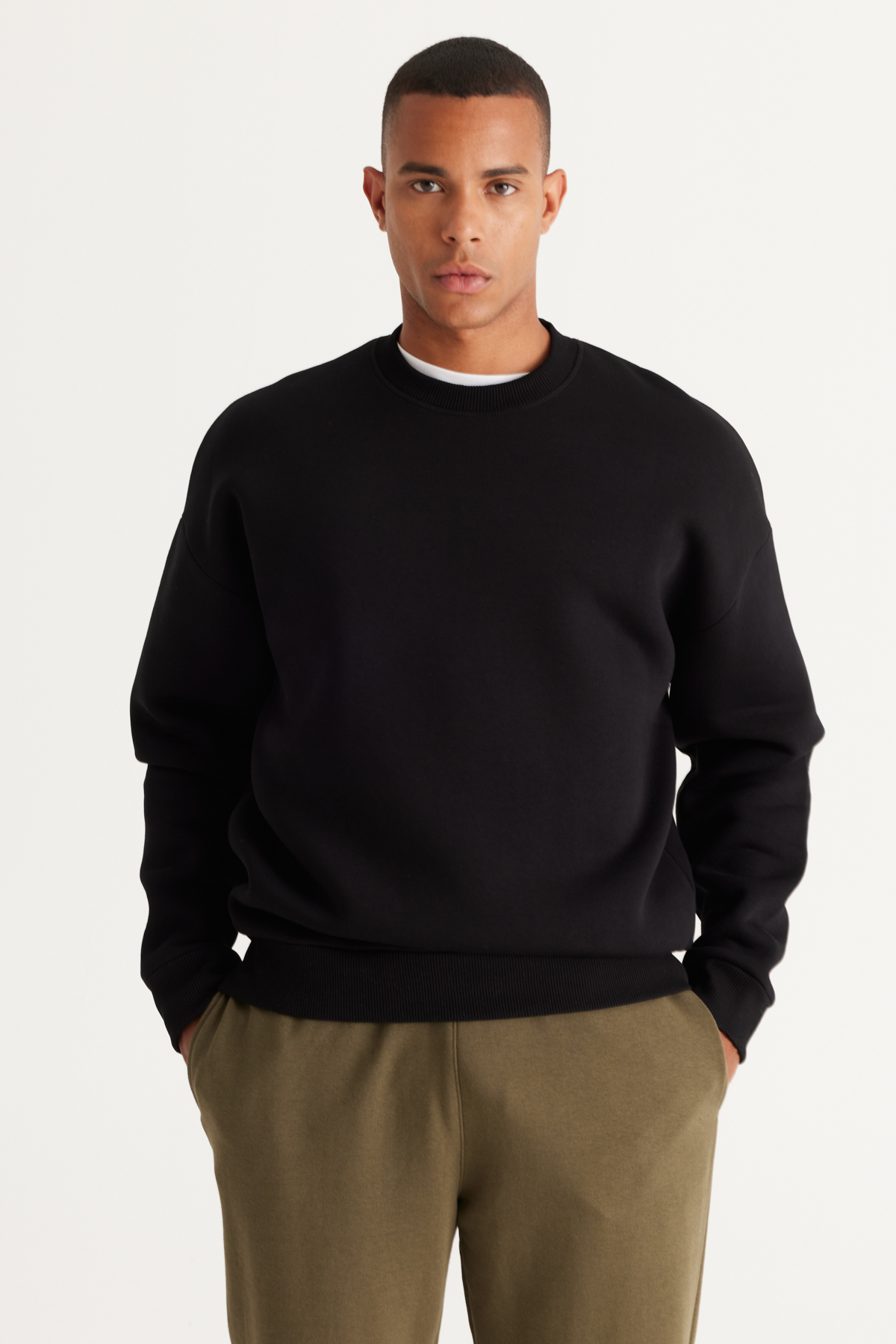 Levně AC&Co / Altınyıldız Classics Men's Black Oversize Fit Wide Cut Cotton Fleece 3 Thread Crew Neck Sweatshirt