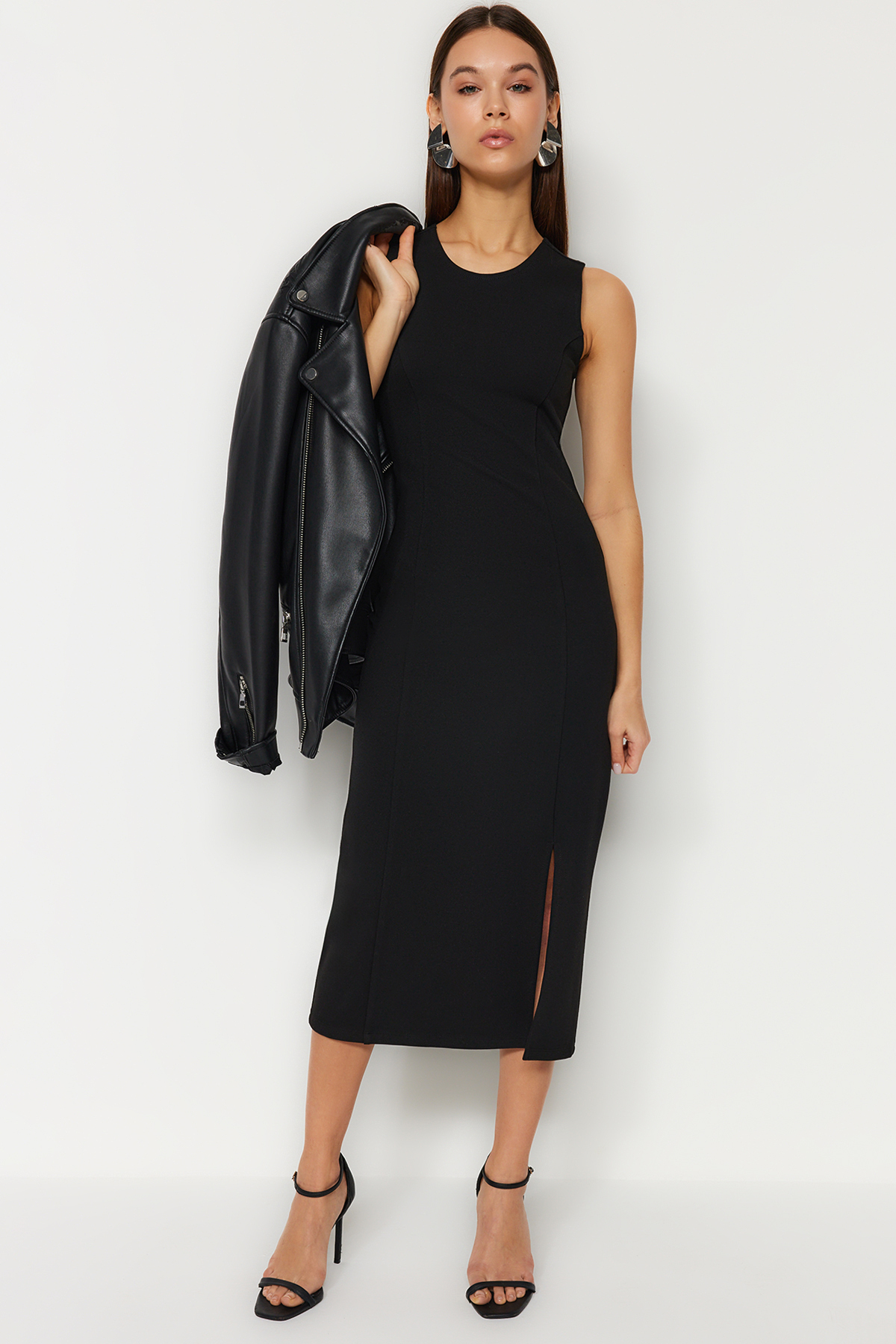 Levně Trendyol Black Zero Sleeve Slit Detailed Bodycone Midi Knitted Dress
