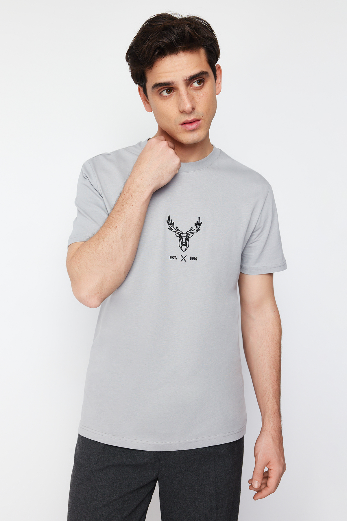 Levně Trendyol Gray Regular/Regular Cut Deer Embroidered 100% Cotton T-Shirt