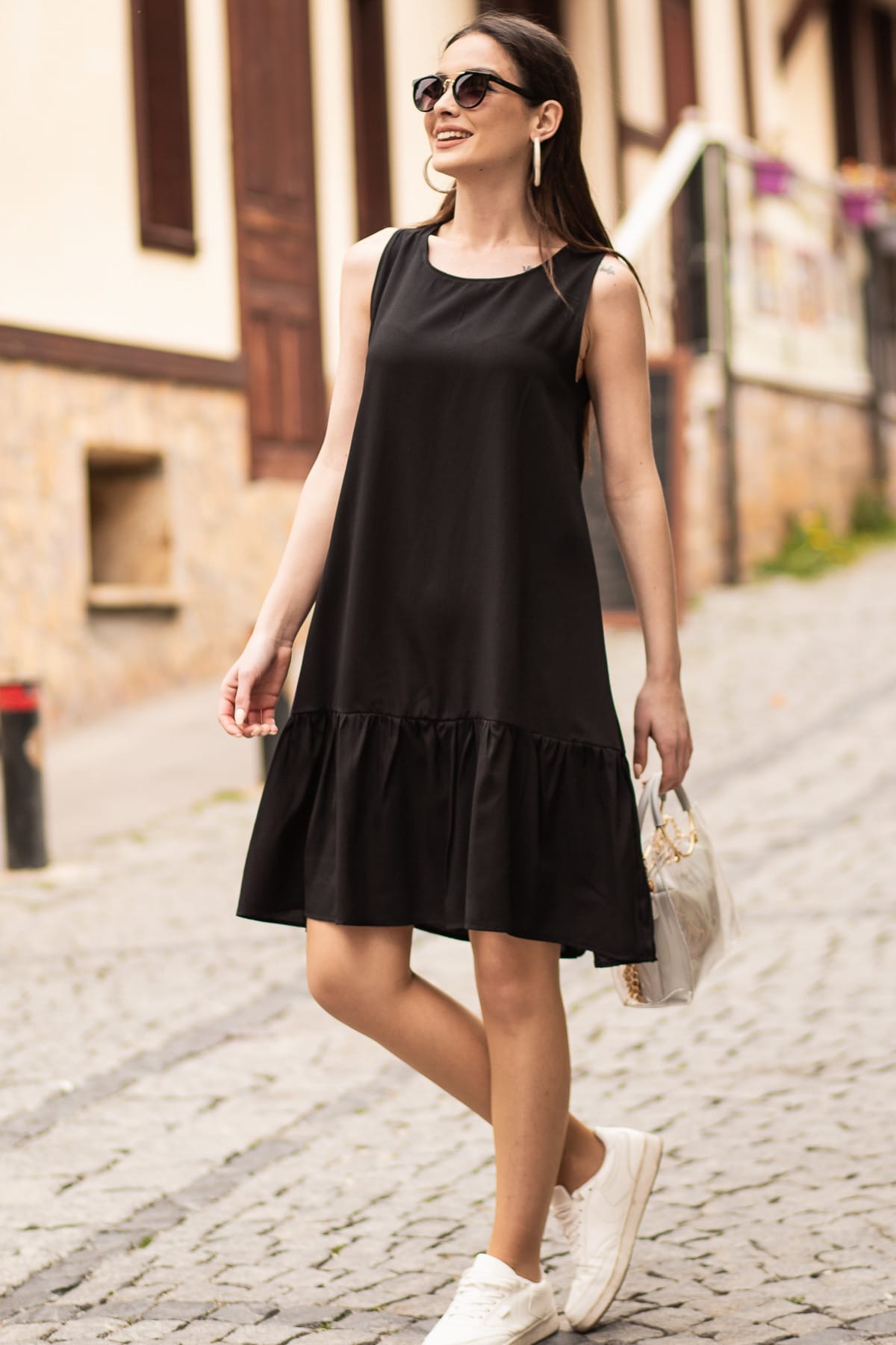 Levně armonika Dámské černé šaty bez rukávů volánková sukně