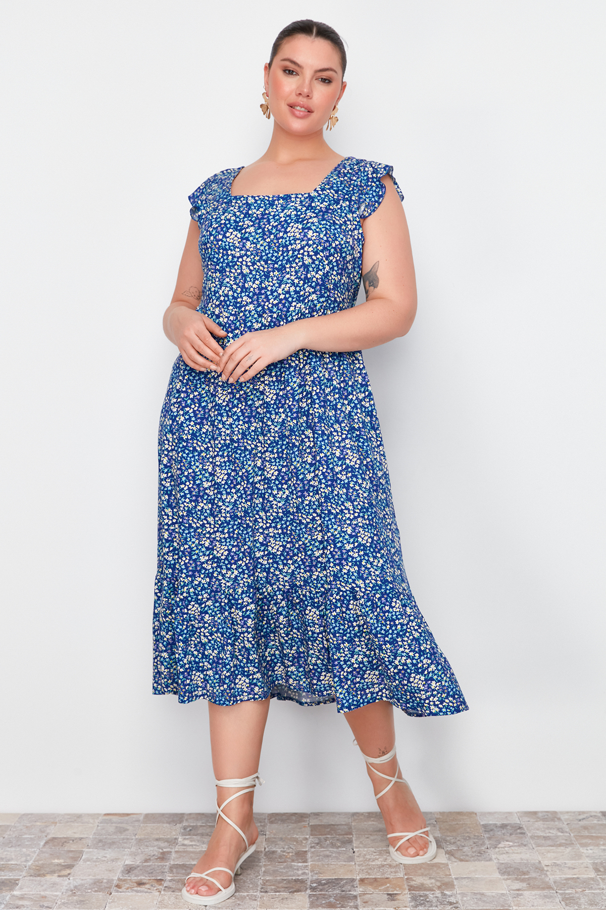 Levně Trendyol Curve Navy Blue A-Line Midi Ruffled Floral Pattern Woven Dress