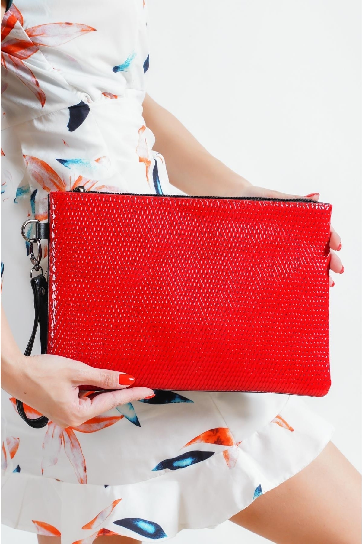 Levně Capone Outfitters Capone Patent Leather Snake Pattern Paris Red Women's Clutch Bag