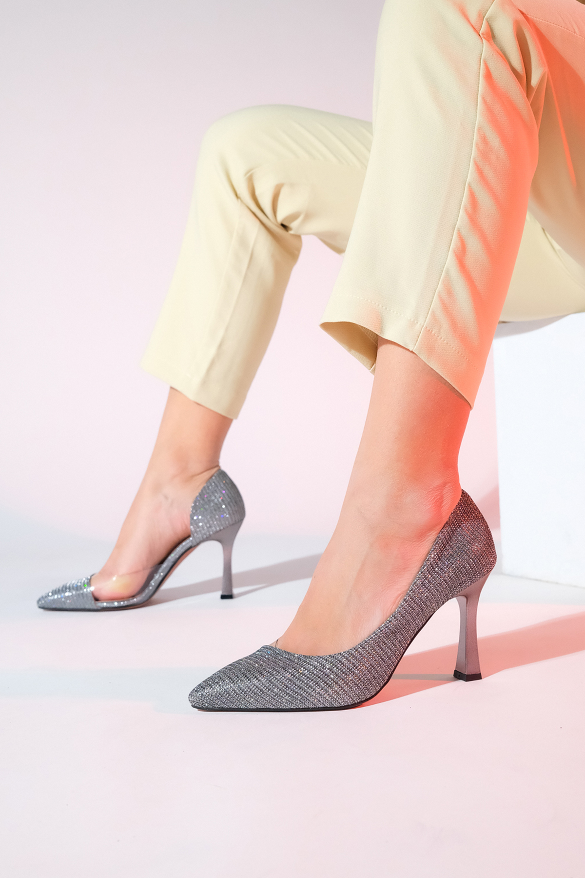 Pantofi cu toc înalt argintii