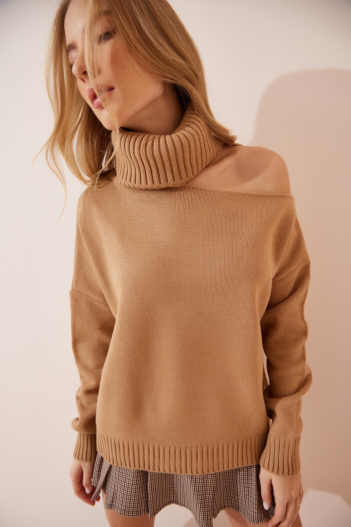 Levně Happiness İstanbul Women's Biscuit Cot Out Detailed Turtleneck Knitwear Sweater